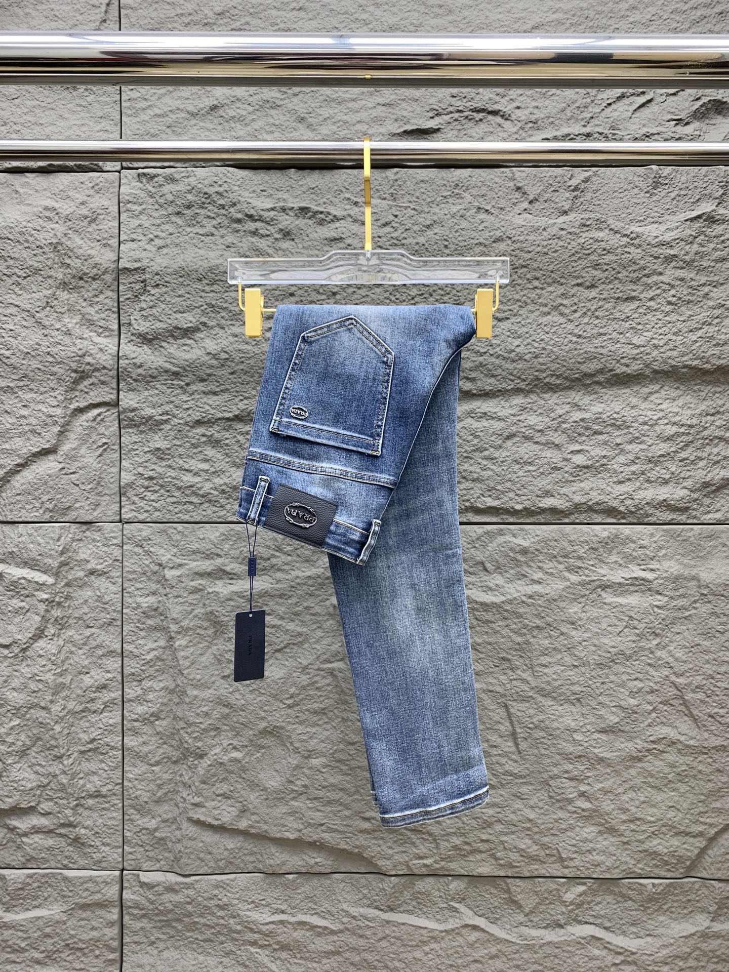 NO:597297,PRADA Men's denim jeans, official album and poster outfit!  High-end imported denim raw color fabrics are supplied to customers, and the pure 13oz denim fabrics from Okayama, Japan are specially selected. Heavy environmentally friendly plant enzyme washing process is used. The texture has a light retro color, which is quite beautiful and is very suitable for spring and summer color matching. The fabric is soft and delicate after washing, but has a strong muscular feel and is slightly stretchy, providing an excellent comfortable experience. There is no damage from any technical elements throughout the body, retaining the purest tannin color!  The details throughout the body are perfect, exquisite and sophisticated. The latest leather label on the waist highlights the brand's characteristics. The hardware accessories, leather label and wiring all reflect the craftsmanship!  The silhouette is perfectly tailored and has excellent butt lift and slimming effect. It can be easily matched with any top in the wardrobe. It has wide compatibility and is suitable for various daily wear. The upper body is full of style. It is a must-have trousers for those who are obsessed with quality control and 1V!  Size 29-38 No 35 37,,prada,prada,jeans,alexander wang19860909PRADA 普拉达 男士丹宁牛仔裤,官宣画册海报穿搭款！ 客供高级进口的丹宁原色面料,特选日本冈山纯正13oz 盎司牛仔布料,重磅环保植物酵素水洗工艺,肌理有着淡淡的复古色彩,相当漂亮,极符合春夏的配色,面料经过水洗后柔软细腻,但筋骨感极强,且略带弹力,提供了绝佳的舒适体验,通身无任何工艺元素破坏,保留了最纯粹的丹宁本色！通身细节完美如斯,精湛且考究,最新的腰部皮标彰显了品牌特质,五金配件、皮标、走线无不体现出匠心工艺！版型剪裁完美,提臀修身效果绝佳,可轻松横扫衣橱任何的上装搭配,兼容性广泛,满足于日常各种穿搭,上身型款十足,于品质控及1V迷控者必入型裤装！ 尺码29-38 无35 37,,prada,prada,jeans,alexander wang,Men's clothing