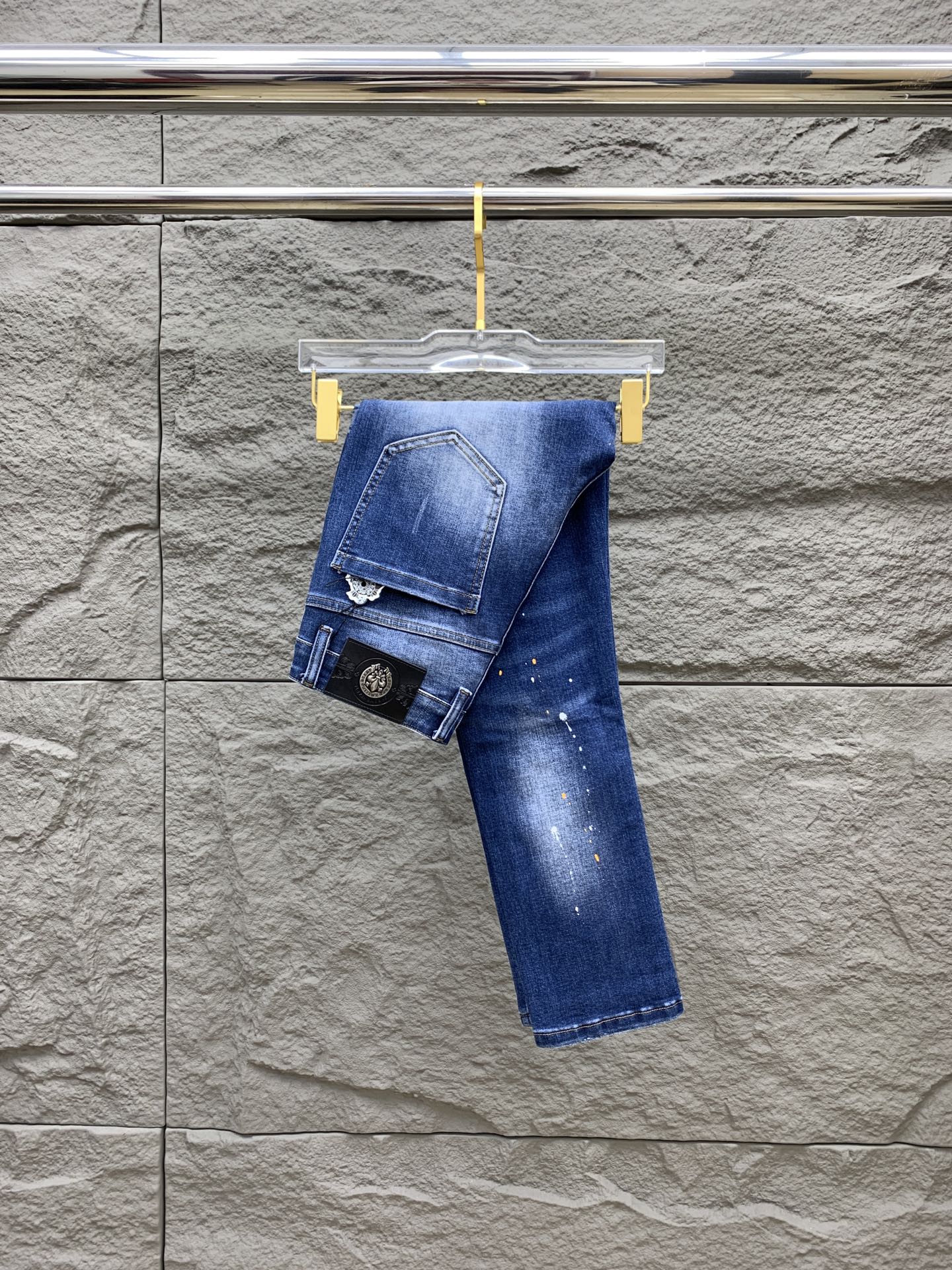 NO:597301,Croxin men's denim jeans, official album and poster wear style!  High-end imported denim raw color fabrics are supplied to customers, and the pure 13oz denim fabrics from Okayama, Japan are specially selected. Heavy environmentally friendly plant enzyme washing process is used. The texture has a light retro color, which is quite beautiful and is very suitable for spring and summer color matching. The fabric is soft and delicate after washing, but has a strong muscular feel and is slightly stretchy, providing an excellent comfortable experience. There is no damage from any technical elements throughout the body, retaining the purest tannin color!  The details throughout the body are perfect, exquisite and sophisticated. The latest leather label on the waist highlights the brand's characteristics. The hardware accessories, leather label and wiring all reflect the craftsmanship!  The silhouette is perfectly tailored and has excellent butt lift and slimming effect. It can be easily matched with any top in the wardrobe. It has wide compatibility and is suitable for various daily wear. The upper body is full of style. It is a must-have trousers for those who are obsessed with quality control and 1V!  Size 29-38 No 35 37,,chrome hearts,jeans,alexander wang19860909克罗心 男士丹宁牛仔裤,官宣画册海报穿搭款！ 客供高级进口的丹宁原色面料,特选日本冈山纯正13oz 盎司牛仔布料,重磅环保植物酵素水洗工艺,肌理有着淡淡的复古色彩,相当漂亮,极符合春夏的配色,面料经过水洗后柔软细腻,但筋骨感极强,且略带弹力,提供了绝佳的舒适体验,通身无任何工艺元素破坏,保留了最纯粹的丹宁本色！通身细节完美如斯,精湛且考究,最新的腰部皮标彰显了品牌特质,五金配件、皮标、走线无不体现出匠心工艺！版型剪裁完美,提臀修身效果绝佳,可轻松横扫衣橱任何的上装搭配,兼容性广泛,满足于日常各种穿搭,上身型款十足,于品质控及1V迷控者必入型裤装！ 尺码29-38 无35 37,,chrome hearts,jeans,alexander wang,Men's clothing