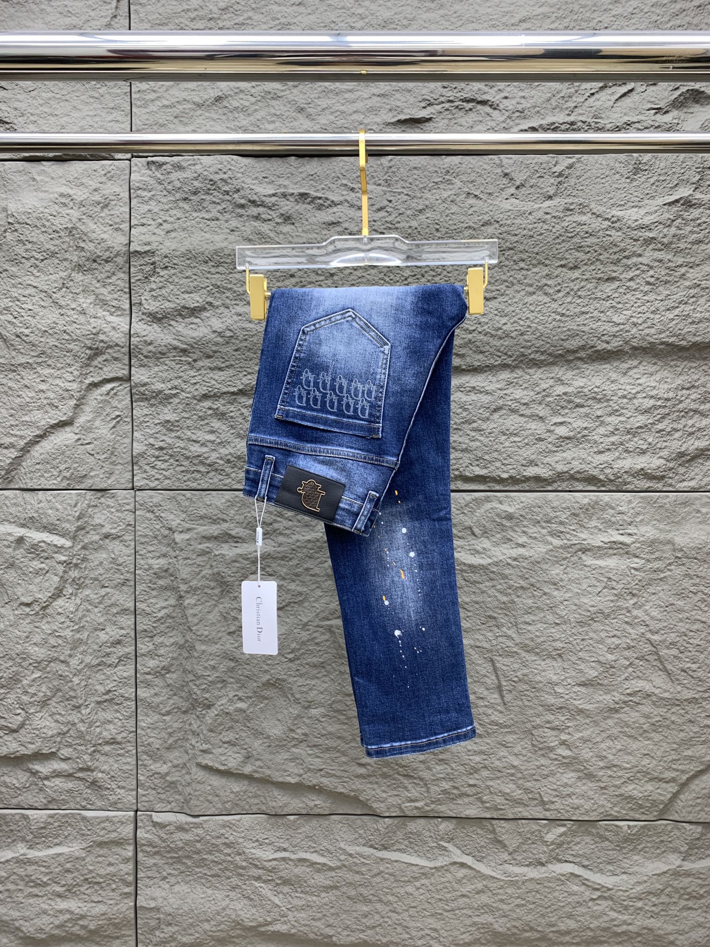 NO:567020,Dior men's denim jeans, official album and poster style!  High-grade imported denim raw color fabrics are supplied to customers, and the pure 13oz denim fabrics from Okayama, Japan are specially selected. Heavy-duty environmentally friendly plant enzyme washing process is used. The texture has a light retro color, which is quite beautiful and is very suitable for autumn and winter color matching. The fabric is soft and delicate after washing, but has strong bones and a slight stretch, providing an excellent comfortable experience. There is no damage from any technological elements throughout the body, retaining the purest tannin color!  The details throughout the body are perfect, exquisite and sophisticated. The latest leather label on the waist highlights the brand's characteristics. The hardware accessories, leather label and wiring all reflect the craftsmanship!  The silhouette is perfectly tailored and has excellent butt lift and slimming effect. It can be easily matched with any top in the wardrobe. It has wide compatibility and is suitable for various daily wear. The upper body is full of style. It is a must-have trousers for those who are obsessed with quality control and 1V!  Size 29-38 No 35 37,,dior,dior,jeans,alexander wang19860909Dior 迪奥 男士丹宁牛仔裤,官宣画册海报穿搭款！ 客供高级进口的丹宁原色面料,特选日本冈山纯正13oz 盎司牛仔布料,重磅环保植物酵素水洗工艺,肌理有着淡淡的复古色彩,相当漂亮,极符合秋冬的配色,面料经过水洗后柔软细腻,但筋骨感极强,且略带弹力,提供了绝佳的舒适体验,通身无任何工艺元素破坏,保留了最纯粹的丹宁本色！通身细节完美如斯,精湛且考究,最新的腰部皮标彰显了品牌特质,五金配件、皮标、走线无不体现出匠心工艺！版型剪裁完美,提臀修身效果绝佳,可轻松横扫衣橱任何的上装搭配,兼容性广泛,满足于日常各种穿搭,上身型款十足,于品质控及1V迷控者必入型裤装！ 尺码29-38 无35 37,,dior,dior,jeans,alexander wang,Men's clothing