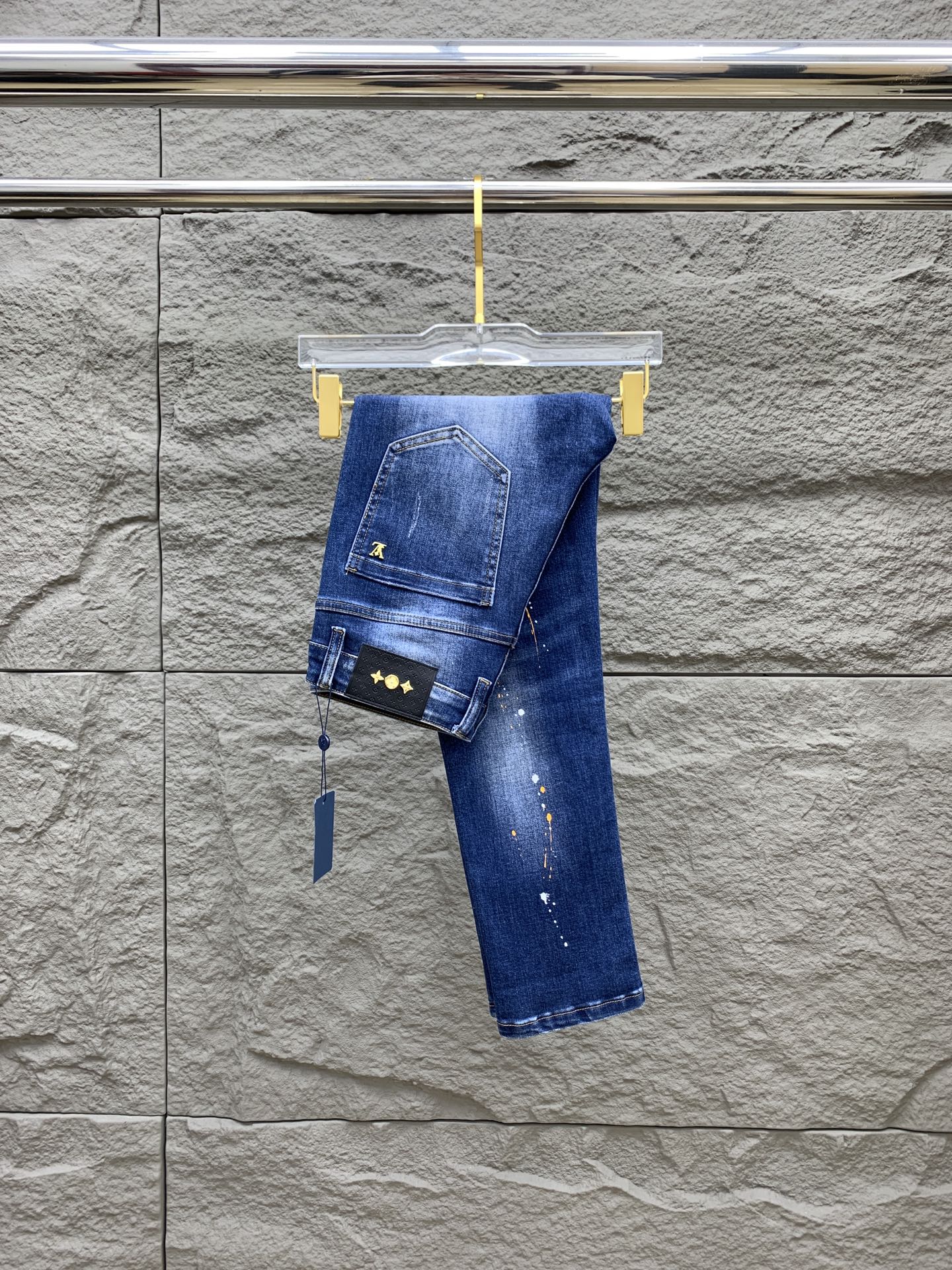 NO:597310,LV men's denim jeans, official album and poster outfit style!  High-end imported denim raw color fabrics are supplied to customers, and the pure 13oz denim fabrics from Okayama, Japan are specially selected. Heavy environmentally friendly plant enzyme washing process is used. The texture has a light retro color, which is quite beautiful and is very suitable for spring and summer color matching. The fabric is soft and delicate after washing, but has a strong muscular feel and is slightly stretchy, providing an excellent comfortable experience. There is no damage from any technical elements throughout the body, retaining the purest tannin color!  The details throughout the body are perfect, exquisite and sophisticated. The latest leather label on the waist highlights the brand's characteristics. The hardware accessories, leather label and wiring all reflect the craftsmanship!  The silhouette is perfectly tailored and has excellent butt lift and slimming effect. It can be easily matched with any top in the wardrobe. It has wide compatibility and is suitable for various daily wear. The upper body is full of style. It is a must-have trousers for those who are obsessed with quality control and 1V!  Size 29-38 No 35 37,,louis vuitton,jeans,alexander wang19860909LV 男士丹宁牛仔裤,官宣画册海报穿搭款！ 客供高级进口的丹宁原色面料,特选日本冈山纯正13oz 盎司牛仔布料,重磅环保植物酵素水洗工艺,肌理有着淡淡的复古色彩,相当漂亮,极符合春夏的配色,面料经过水洗后柔软细腻,但筋骨感极强,且略带弹力,提供了绝佳的舒适体验,通身无任何工艺元素破坏,保留了最纯粹的丹宁本色！通身细节完美如斯,精湛且考究,最新的腰部皮标彰显了品牌特质,五金配件、皮标、走线无不体现出匠心工艺！版型剪裁完美,提臀修身效果绝佳,可轻松横扫衣橱任何的上装搭配,兼容性广泛,满足于日常各种穿搭,上身型款十足,于品质控及1V迷控者必入型裤装！ 尺码29-38 无35 37,,louis vuitton,jeans,alexander wang,Men's clothing