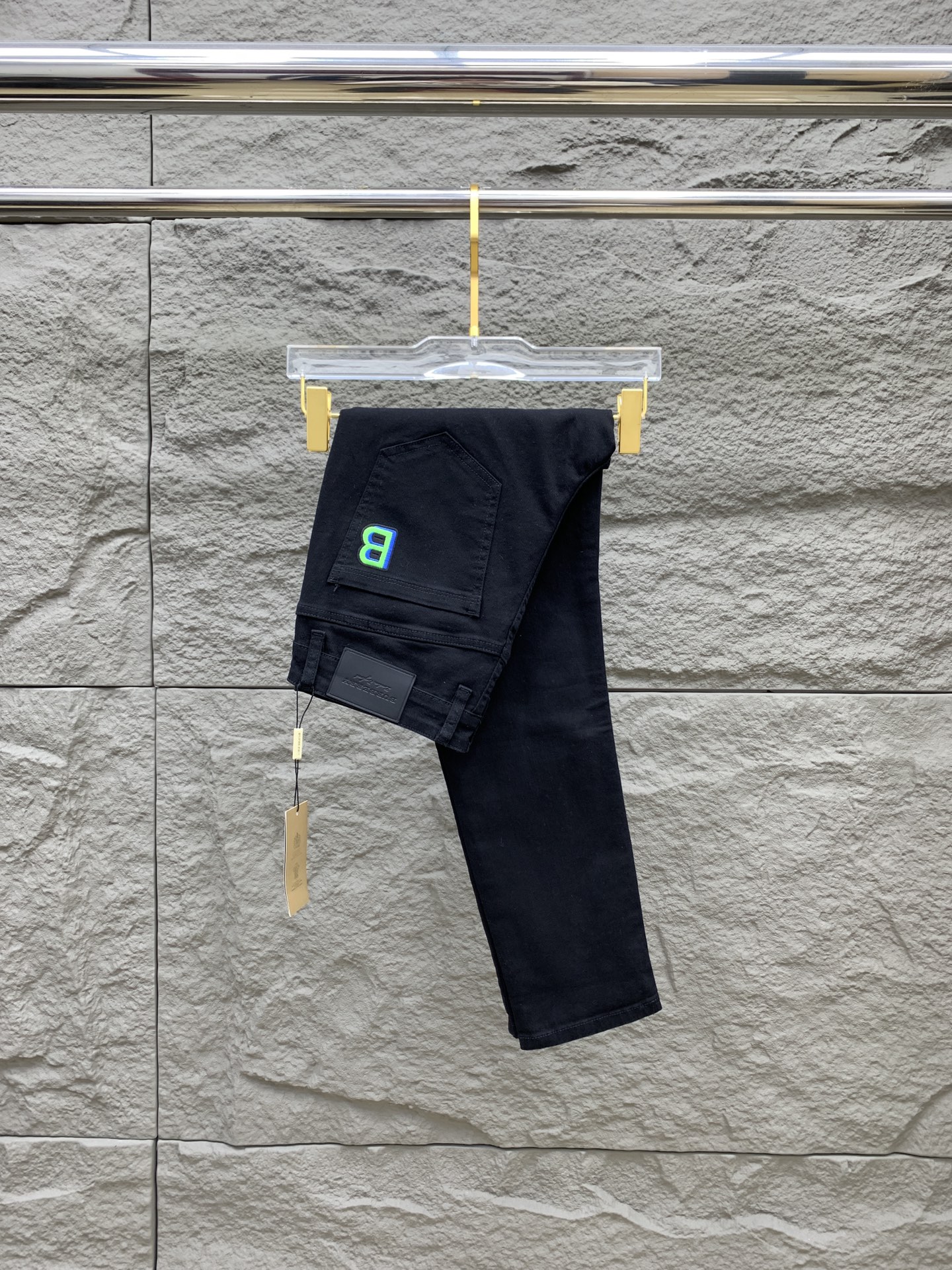 NO:597303,Burberry men's denim jeans, official album and poster outfit style!  High-end imported denim raw color fabrics are supplied to customers, and the pure 13oz denim fabrics from Okayama, Japan are specially selected. Heavy environmentally friendly plant enzyme washing process is used. The texture has a light retro color, which is quite beautiful and is very suitable for spring and summer color matching. The fabric is soft and delicate after washing, but has a strong muscular feel and is slightly stretchy, providing an excellent comfortable experience. There is no damage from any technical elements throughout the body, retaining the purest tannin color!  The details throughout the body are perfect, exquisite and sophisticated. The latest leather label on the waist highlights the brand's characteristics. The hardware accessories, leather label and wiring all reflect the craftsmanship!  The silhouette is perfectly tailored and has excellent butt lift and slimming effect. It can be easily matched with any top in the wardrobe. It has wide compatibility and is suitable for various daily wear. The upper body is full of style. It is a must-have trousers for those who are obsessed with quality control and 1V!  Size 29-38 No 35 37,,burberry,burberry,jeans,alexander wang19860909Burberry 巴宝莉 男士丹宁牛仔裤,官宣画册海报穿搭款！ 客供高级进口的丹宁原色面料,特选日本冈山纯正13oz 盎司牛仔布料,重磅环保植物酵素水洗工艺,肌理有着淡淡的复古色彩,相当漂亮,极符合春夏的配色,面料经过水洗后柔软细腻,但筋骨感极强,且略带弹力,提供了绝佳的舒适体验,通身无任何工艺元素破坏,保留了最纯粹的丹宁本色！通身细节完美如斯,精湛且考究,最新的腰部皮标彰显了品牌特质,五金配件、皮标、走线无不体现出匠心工艺！版型剪裁完美,提臀修身效果绝佳,可轻松横扫衣橱任何的上装搭配,兼容性广泛,满足于日常各种穿搭,上身型款十足,于品质控及1V迷控者必入型裤装！ 尺码29-38 无35 37,,burberry,burberry,jeans,alexander wang,Men's clothing