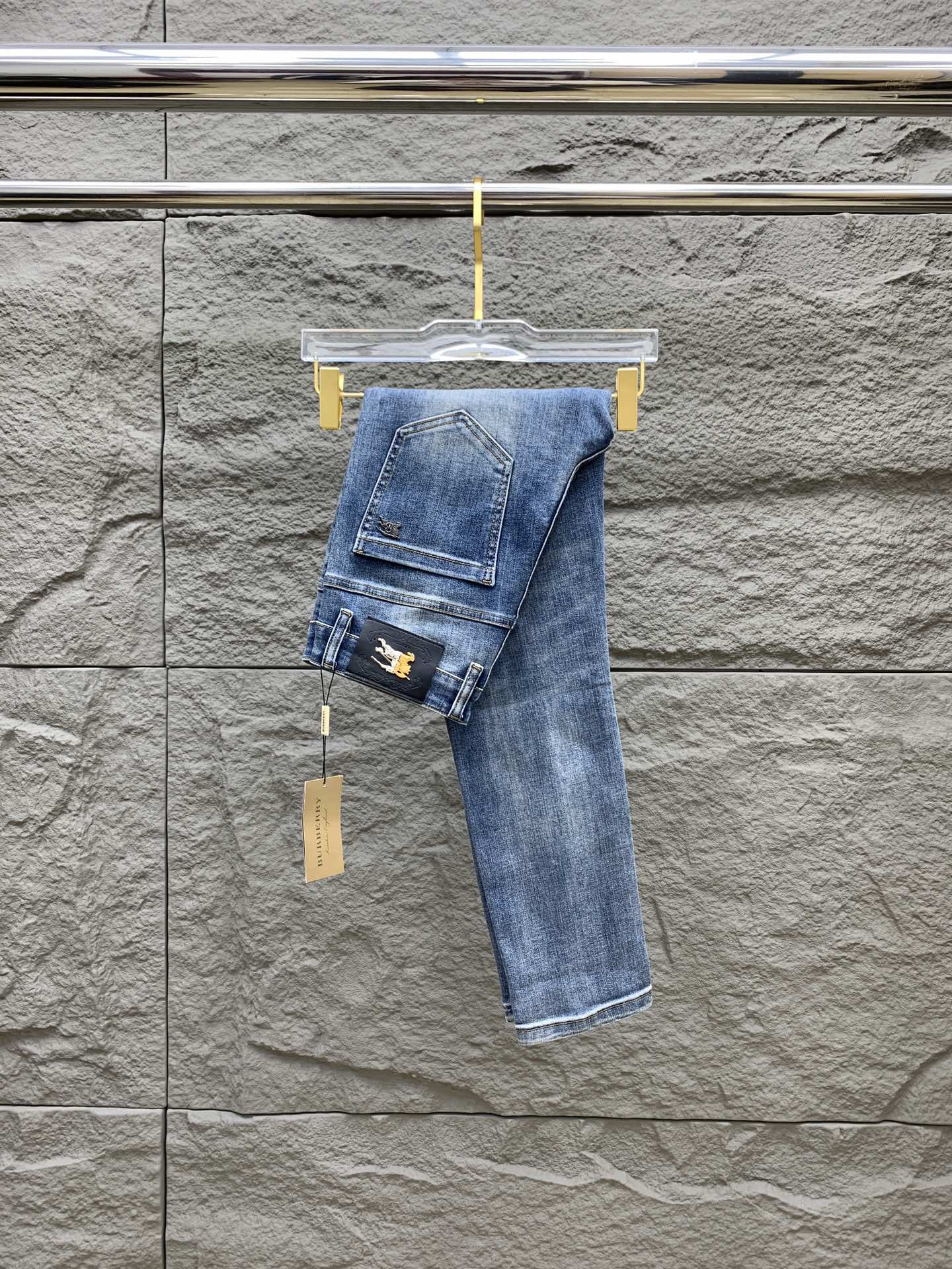 NO:597308,Burberry men's denim jeans, official album and poster outfit style!  High-end imported denim raw color fabrics are supplied to customers, and the pure 13oz denim fabrics from Okayama, Japan are specially selected. Heavy environmentally friendly plant enzyme washing process is used. The texture has a light retro color, which is quite beautiful and is very suitable for spring and summer color matching. The fabric is soft and delicate after washing, but has a strong muscular feel and is slightly stretchy, providing an excellent comfortable experience. There is no damage from any technical elements throughout the body, retaining the purest tannin color!  The details throughout the body are perfect, exquisite and sophisticated. The latest leather label on the waist highlights the brand's characteristics. The hardware accessories, leather label and wiring all reflect the craftsmanship!  The silhouette is perfectly tailored and has excellent butt lift and slimming effect. It can be easily matched with any top in the wardrobe. It has wide compatibility and is suitable for various daily wear. The upper body is full of style. It is a must-have trousers for those who are obsessed with quality control and 1V!  Size 29-38 No 35 37,,burberry,burberry,jeans,alexander wang19860909Burberry 巴宝莉 男士丹宁牛仔裤,官宣画册海报穿搭款！ 客供高级进口的丹宁原色面料,特选日本冈山纯正13oz 盎司牛仔布料,重磅环保植物酵素水洗工艺,肌理有着淡淡的复古色彩,相当漂亮,极符合春夏的配色,面料经过水洗后柔软细腻,但筋骨感极强,且略带弹力,提供了绝佳的舒适体验,通身无任何工艺元素破坏,保留了最纯粹的丹宁本色！通身细节完美如斯,精湛且考究,最新的腰部皮标彰显了品牌特质,五金配件、皮标、走线无不体现出匠心工艺！版型剪裁完美,提臀修身效果绝佳,可轻松横扫衣橱任何的上装搭配,兼容性广泛,满足于日常各种穿搭,上身型款十足,于品质控及1V迷控者必入型裤装！ 尺码29-38 无35 37,,burberry,burberry,jeans,alexander wang,Men's clothing