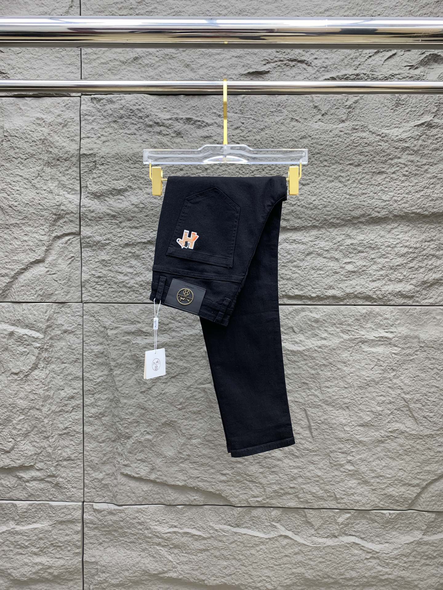 NO:567025,Hermès men's denim jeans, official album and poster outfit style!  High-grade imported denim raw color fabrics are supplied to customers, and the pure 13oz denim fabrics from Okayama, Japan are specially selected. Heavy-duty environmentally friendly plant enzyme washing process is used. The texture has a light retro color, which is quite beautiful and is very suitable for autumn and winter color matching. The fabric is soft and delicate after washing, but has strong bones and a slight stretch, providing an excellent comfortable experience. There is no damage from any technological elements throughout the body, retaining the purest tannin color!  The details throughout the body are perfect, exquisite and sophisticated. The latest leather label on the waist highlights the brand's characteristics. The hardware accessories, leather label and wiring all reflect the craftsmanship!  The silhouette is perfectly tailored and has excellent butt lift and slimming effect. It can be easily matched with any top in the wardrobe. It has wide compatibility and is suitable for various daily wear. The upper body is full of style. It is a must-have trousers for those who are obsessed with quality control and 1V!  Size 29-38 No 35 37,,hermes,jeans,alexander wang19860909爱马仕 男士丹宁牛仔裤,官宣画册海报穿搭款！ 客供高级进口的丹宁原色面料,特选日本冈山纯正13oz 盎司牛仔布料,重磅环保植物酵素水洗工艺,肌理有着淡淡的复古色彩,相当漂亮,极符合秋冬的配色,面料经过水洗后柔软细腻,但筋骨感极强,且略带弹力,提供了绝佳的舒适体验,通身无任何工艺元素破坏,保留了最纯粹的丹宁本色！通身细节完美如斯,精湛且考究,最新的腰部皮标彰显了品牌特质,五金配件、皮标、走线无不体现出匠心工艺！版型剪裁完美,提臀修身效果绝佳,可轻松横扫衣橱任何的上装搭配,兼容性广泛,满足于日常各种穿搭,上身型款十足,于品质控及1V迷控者必入型裤装！ 尺码29-38 无35 37,,hermes,jeans,alexander wang,Men's clothing