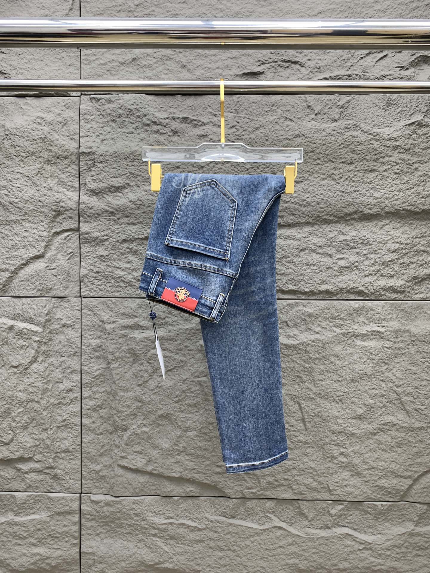 NO:567030,Men's denim jeans, official album and poster outfit!  High-grade imported denim raw color fabrics are supplied to customers, and the pure 13oz denim fabrics from Okayama, Japan are specially selected. Heavy-duty environmentally friendly plant enzyme washing process is used. The texture has a light retro color, which is quite beautiful and is very suitable for autumn and winter color matching. The fabric is soft and delicate after washing, but has strong bones and a slight stretch, providing an excellent comfortable experience. There is no damage from any technological elements throughout the body, retaining the purest tannin color!  The details throughout the body are perfect, exquisite and sophisticated. The latest leather label on the waist highlights the brand's characteristics. The hardware accessories, leather label and wiring all reflect the craftsmanship!  The silhouette is perfectly tailored and has excellent butt lift and slimming effect. It can be easily matched with any top in the wardrobe. It has wide compatibility and is suitable for various daily wear. The upper body is full of style. It is a must-have trousers for those who are obsessed with quality control and 1V!  Size 29-38 No 35 37,,Moncler,jeans,alexander wang19860909蒙口 男士丹宁牛仔裤,官宣画册海报穿搭款！ 客供高级进口的丹宁原色面料,特选日本冈山纯正13oz 盎司牛仔布料,重磅环保植物酵素水洗工艺,肌理有着淡淡的复古色彩,相当漂亮,极符合秋冬的配色,面料经过水洗后柔软细腻,但筋骨感极强,且略带弹力,提供了绝佳的舒适体验,通身无任何工艺元素破坏,保留了最纯粹的丹宁本色！通身细节完美如斯,精湛且考究,最新的腰部皮标彰显了品牌特质,五金配件、皮标、走线无不体现出匠心工艺！版型剪裁完美,提臀修身效果绝佳,可轻松横扫衣橱任何的上装搭配,兼容性广泛,满足于日常各种穿搭,上身型款十足,于品质控及1V迷控者必入型裤装！ 尺码29-38 无35 37,,Moncler,jeans,alexander wang,Men's clothing