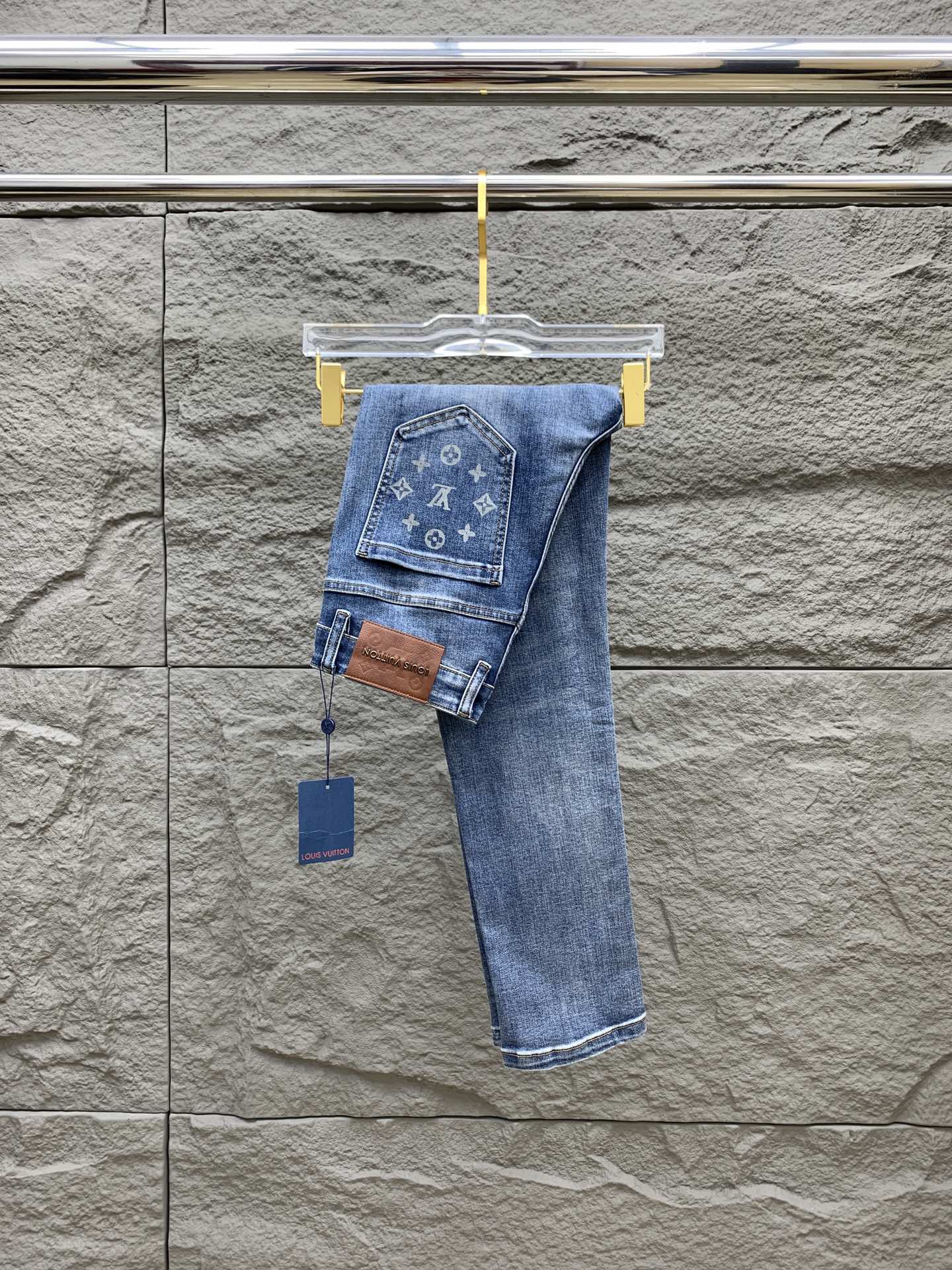 NO:597305,LV men's denim jeans, official album and poster outfit style!  High-end imported denim raw color fabrics are supplied to customers, and the pure 13oz denim fabrics from Okayama, Japan are specially selected. Heavy environmentally friendly plant enzyme washing process is used. The texture has a light retro color, which is quite beautiful and is very suitable for spring and summer color matching. The fabric is soft and delicate after washing, but has a strong muscular feel and is slightly stretchy, providing an excellent comfortable experience. There is no damage from any technical elements throughout the body, retaining the purest tannin color!  The details throughout the body are perfect, exquisite and sophisticated. The latest leather label on the waist highlights the brand's characteristics. The hardware accessories, leather label and wiring all reflect the craftsmanship!  The silhouette is perfectly tailored and has excellent butt lift and slimming effect. It can be easily matched with any top in the wardrobe. It has wide compatibility and is suitable for various daily wear. The upper body is full of style. It is a must-have trousers for those who are obsessed with quality control and 1V!  Size 29-38 No 35 37,,louis vuitton,jeans,alexander wang19860909LV 男士丹宁牛仔裤,官宣画册海报穿搭款！ 客供高级进口的丹宁原色面料,特选日本冈山纯正13oz 盎司牛仔布料,重磅环保植物酵素水洗工艺,肌理有着淡淡的复古色彩,相当漂亮,极符合春夏的配色,面料经过水洗后柔软细腻,但筋骨感极强,且略带弹力,提供了绝佳的舒适体验,通身无任何工艺元素破坏,保留了最纯粹的丹宁本色！通身细节完美如斯,精湛且考究,最新的腰部皮标彰显了品牌特质,五金配件、皮标、走线无不体现出匠心工艺！版型剪裁完美,提臀修身效果绝佳,可轻松横扫衣橱任何的上装搭配,兼容性广泛,满足于日常各种穿搭,上身型款十足,于品质控及1V迷控者必入型裤装！ 尺码29-38 无35 37,,louis vuitton,jeans,alexander wang,Men's clothing