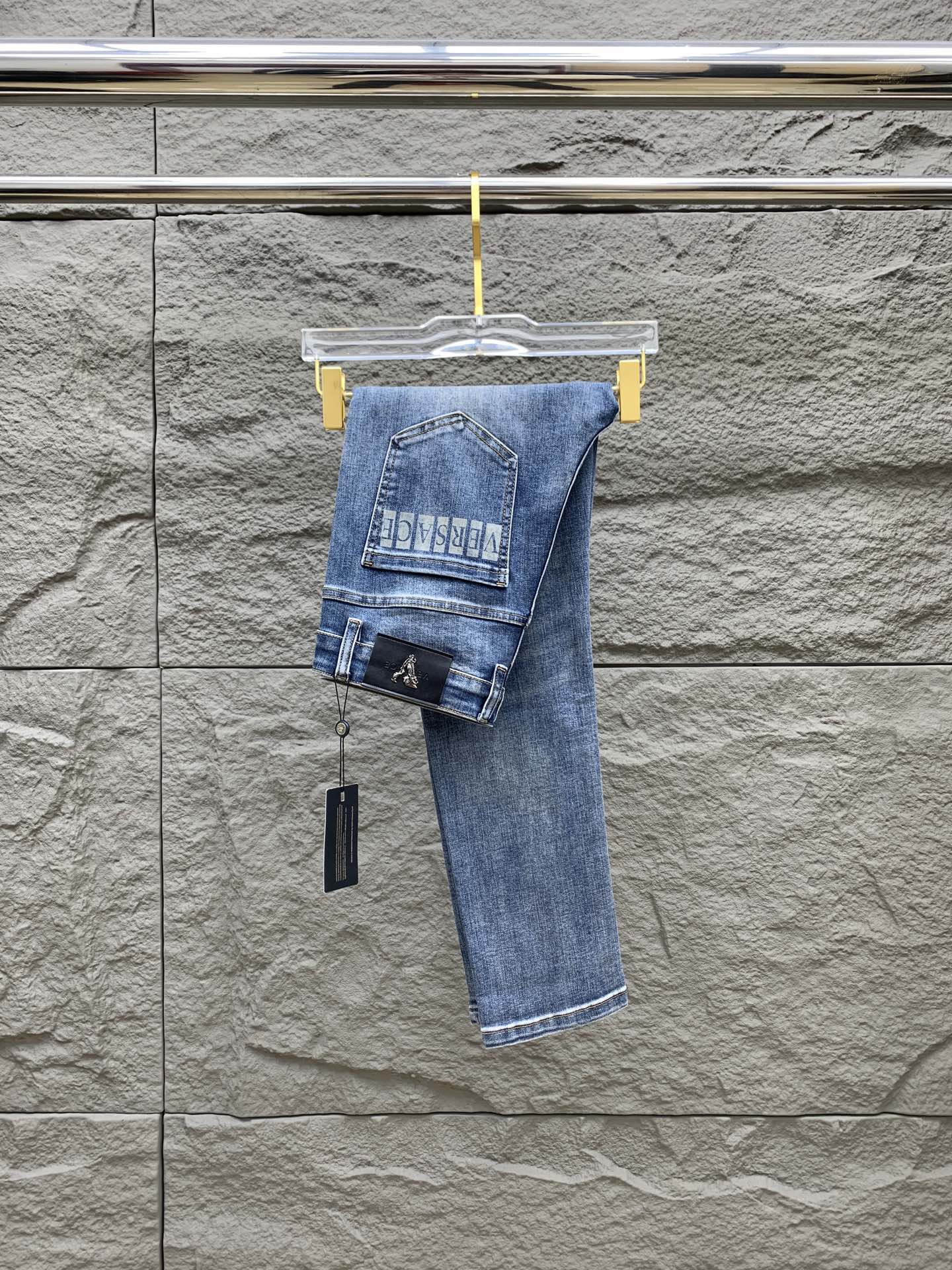 NO:597304,Versace men's denim jeans, official album and poster outfit style!  High-end imported denim raw color fabrics are supplied to customers, and the pure 13oz denim fabrics from Okayama, Japan are specially selected. Heavy environmentally friendly plant enzyme washing process is used. The texture has a light retro color, which is quite beautiful and is very suitable for spring and summer color matching. The fabric is soft and delicate after washing, but has a strong muscular feel and is slightly stretchy, providing an excellent comfortable experience. There is no damage from any technical elements throughout the body, retaining the purest tannin color!  The details throughout the body are perfect, exquisite and sophisticated. The latest leather label on the waist highlights the brand's characteristics. The hardware accessories, leather label and wiring all reflect the craftsmanship!  The silhouette is perfectly tailored and has excellent butt lift and slimming effect. It can be easily matched with any top in the wardrobe. It has wide compatibility and is suitable for various daily wear. The upper body is full of style. It is a must-have trousers for those who are obsessed with quality control and 1V!  Size 29-38 No 35 37,,versace,jeans,alexander wang19860909范思哲 男士丹宁牛仔裤,官宣画册海报穿搭款！ 客供高级进口的丹宁原色面料,特选日本冈山纯正13oz 盎司牛仔布料,重磅环保植物酵素水洗工艺,肌理有着淡淡的复古色彩,相当漂亮,极符合春夏的配色,面料经过水洗后柔软细腻,但筋骨感极强,且略带弹力,提供了绝佳的舒适体验,通身无任何工艺元素破坏,保留了最纯粹的丹宁本色！通身细节完美如斯,精湛且考究,最新的腰部皮标彰显了品牌特质,五金配件、皮标、走线无不体现出匠心工艺！版型剪裁完美,提臀修身效果绝佳,可轻松横扫衣橱任何的上装搭配,兼容性广泛,满足于日常各种穿搭,上身型款十足,于品质控及1V迷控者必入型裤装！ 尺码29-38 无35 37,,versace,jeans,alexander wang,Men's clothing