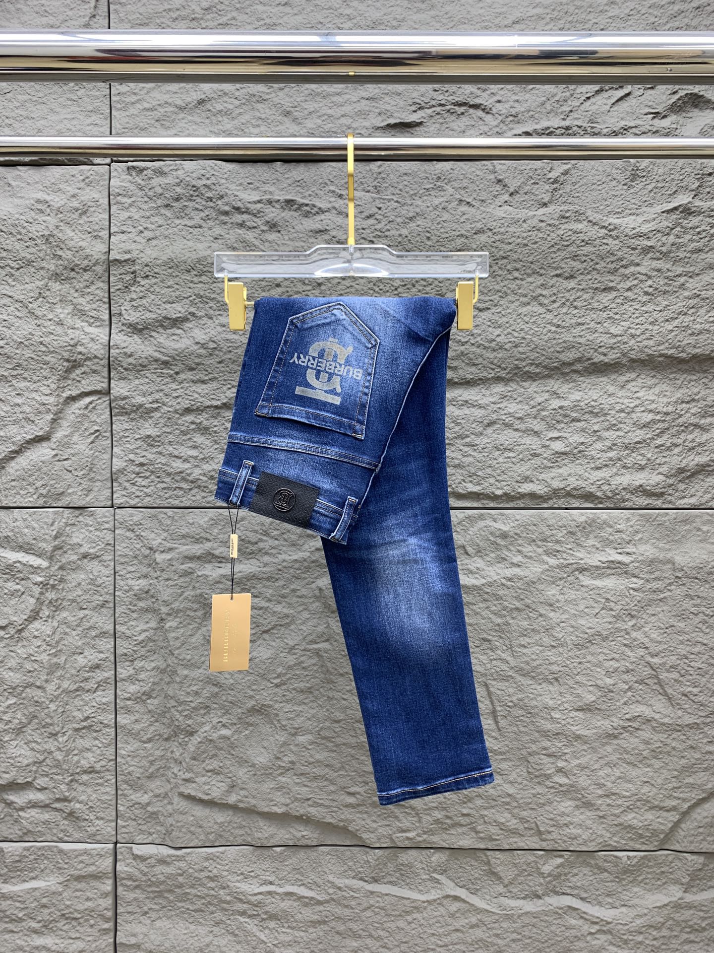 NO:567046,Burberry men's denim jeans, official album and poster outfit style!  High-grade imported denim raw color fabrics are supplied to customers, and the pure 13oz denim fabrics from Okayama, Japan are specially selected. Heavy-duty environmentally friendly plant enzyme washing process is used. The texture has a light retro color, which is quite beautiful and is very suitable for autumn and winter color matching. The fabric is soft and delicate after washing, but has strong bones and a slight stretch, providing an excellent comfortable experience. There is no damage from any technological elements throughout the body, retaining the purest tannin color!  The details throughout the body are perfect, exquisite and sophisticated. The latest leather label on the waist highlights the brand's characteristics. The hardware accessories, leather label and wiring all reflect the craftsmanship!  The silhouette is perfectly tailored and has excellent butt lift and slimming effect. It can be easily matched with any top in the wardrobe. It has wide compatibility and is suitable for various daily wear. The upper body is full of style. It is a must-have trousers for those who are obsessed with quality control and 1V!  Size 29-38 No 35 37,,burberry,burberry,jeans,alexander wang19860909Burberry 巴宝莉 男士丹宁牛仔裤,官宣画册海报穿搭款！ 客供高级进口的丹宁原色面料,特选日本冈山纯正13oz 盎司牛仔布料,重磅环保植物酵素水洗工艺,肌理有着淡淡的复古色彩,相当漂亮,极符合秋冬的配色,面料经过水洗后柔软细腻,但筋骨感极强,且略带弹力,提供了绝佳的舒适体验,通身无任何工艺元素破坏,保留了最纯粹的丹宁本色！通身细节完美如斯,精湛且考究,最新的腰部皮标彰显了品牌特质,五金配件、皮标、走线无不体现出匠心工艺！版型剪裁完美,提臀修身效果绝佳,可轻松横扫衣橱任何的上装搭配,兼容性广泛,满足于日常各种穿搭,上身型款十足,于品质控及1V迷控者必入型裤装！ 尺码29-38 无35 37,,burberry,burberry,jeans,alexander wang,Men's clothing