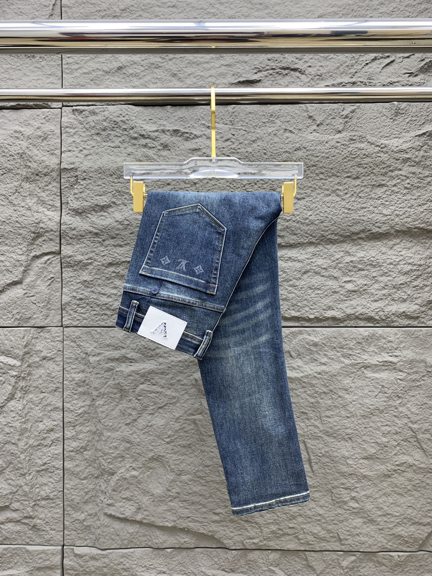 NO:567059,LV men's denim jeans, official album and poster outfit style!  High-grade imported denim raw color fabrics are supplied to customers, and the pure 13oz denim fabrics from Okayama, Japan are specially selected. Heavy-duty environmentally friendly plant enzyme washing process is used. The texture has a light retro color, which is quite beautiful and is very suitable for autumn and winter color matching. The fabric is soft and delicate after washing, but has strong bones and a slight stretch, providing an excellent comfortable experience. There is no damage from any technological elements throughout the body, retaining the purest tannin color!  The details throughout the body are perfect, exquisite and sophisticated. The latest leather label on the waist highlights the brand's characteristics. The hardware accessories, leather label and wiring all reflect the craftsmanship!  The silhouette is perfectly tailored and has excellent butt lift and slimming effect. It can be easily matched with any top in the wardrobe. It has wide compatibility and is suitable for various daily wear. The upper body is full of style. It is a must-have trousers for those who are obsessed with quality control and 1V!  Size 29-38 No 35 37,,louis vuitton,jeans,alexander wang19860909LV 男士丹宁牛仔裤,官宣画册海报穿搭款！ 客供高级进口的丹宁原色面料,特选日本冈山纯正13oz 盎司牛仔布料,重磅环保植物酵素水洗工艺,肌理有着淡淡的复古色彩,相当漂亮,极符合秋冬的配色,面料经过水洗后柔软细腻,但筋骨感极强,且略带弹力,提供了绝佳的舒适体验,通身无任何工艺元素破坏,保留了最纯粹的丹宁本色！通身细节完美如斯,精湛且考究,最新的腰部皮标彰显了品牌特质,五金配件、皮标、走线无不体现出匠心工艺！版型剪裁完美,提臀修身效果绝佳,可轻松横扫衣橱任何的上装搭配,兼容性广泛,满足于日常各种穿搭,上身型款十足,于品质控及1V迷控者必入型裤装！ 尺码29-38 无35 37,,louis vuitton,jeans,alexander wang,Men's clothing