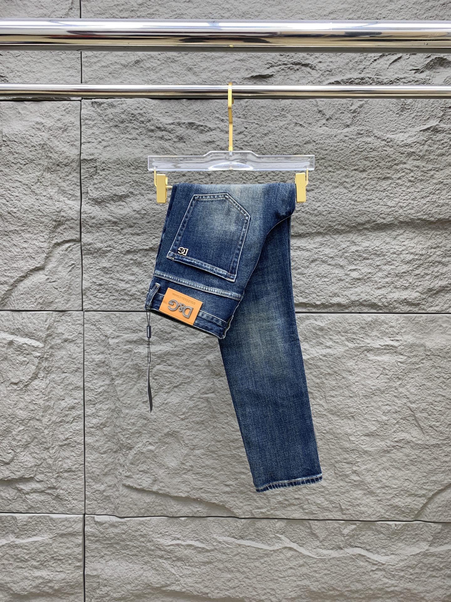 NO:567040,D&G men's denim jeans, official album and poster wear style!  High-grade imported denim raw color fabrics are supplied to customers, and the pure 13oz denim fabrics from Okayama, Japan are specially selected. Heavy-duty environmentally friendly plant enzyme washing process is used. The texture has a light retro color, which is quite beautiful and is very suitable for autumn and winter color matching. The fabric is soft and delicate after washing, but has strong bones and a slight stretch, providing an excellent comfortable experience. There is no damage from any technological elements throughout the body, retaining the purest tannin color!  The details throughout the body are perfect, exquisite and sophisticated. The latest leather label on the waist highlights the brand's characteristics. The hardware accessories, leather label and wiring all reflect the craftsmanship!  The silhouette is perfectly tailored and has excellent butt lift and slimming effect. It can be easily matched with any top in the wardrobe. It has wide compatibility and is suitable for various daily wear. The upper body is full of style. It is a must-have trousers for those who are obsessed with quality control and 1V!  Size 29-38 No 35 37,,Dolce&Gabbana,jeans,alexander wang19860909D&G 男士丹宁牛仔裤,官宣画册海报穿搭款！ 客供高级进口的丹宁原色面料,特选日本冈山纯正13oz 盎司牛仔布料,重磅环保植物酵素水洗工艺,肌理有着淡淡的复古色彩,相当漂亮,极符合秋冬的配色,面料经过水洗后柔软细腻,但筋骨感极强,且略带弹力,提供了绝佳的舒适体验,通身无任何工艺元素破坏,保留了最纯粹的丹宁本色！通身细节完美如斯,精湛且考究,最新的腰部皮标彰显了品牌特质,五金配件、皮标、走线无不体现出匠心工艺！版型剪裁完美,提臀修身效果绝佳,可轻松横扫衣橱任何的上装搭配,兼容性广泛,满足于日常各种穿搭,上身型款十足,于品质控及1V迷控者必入型裤装！ 尺码29-38 无35 37,,Dolce&Gabbana,jeans,alexander wang,Men's clothing