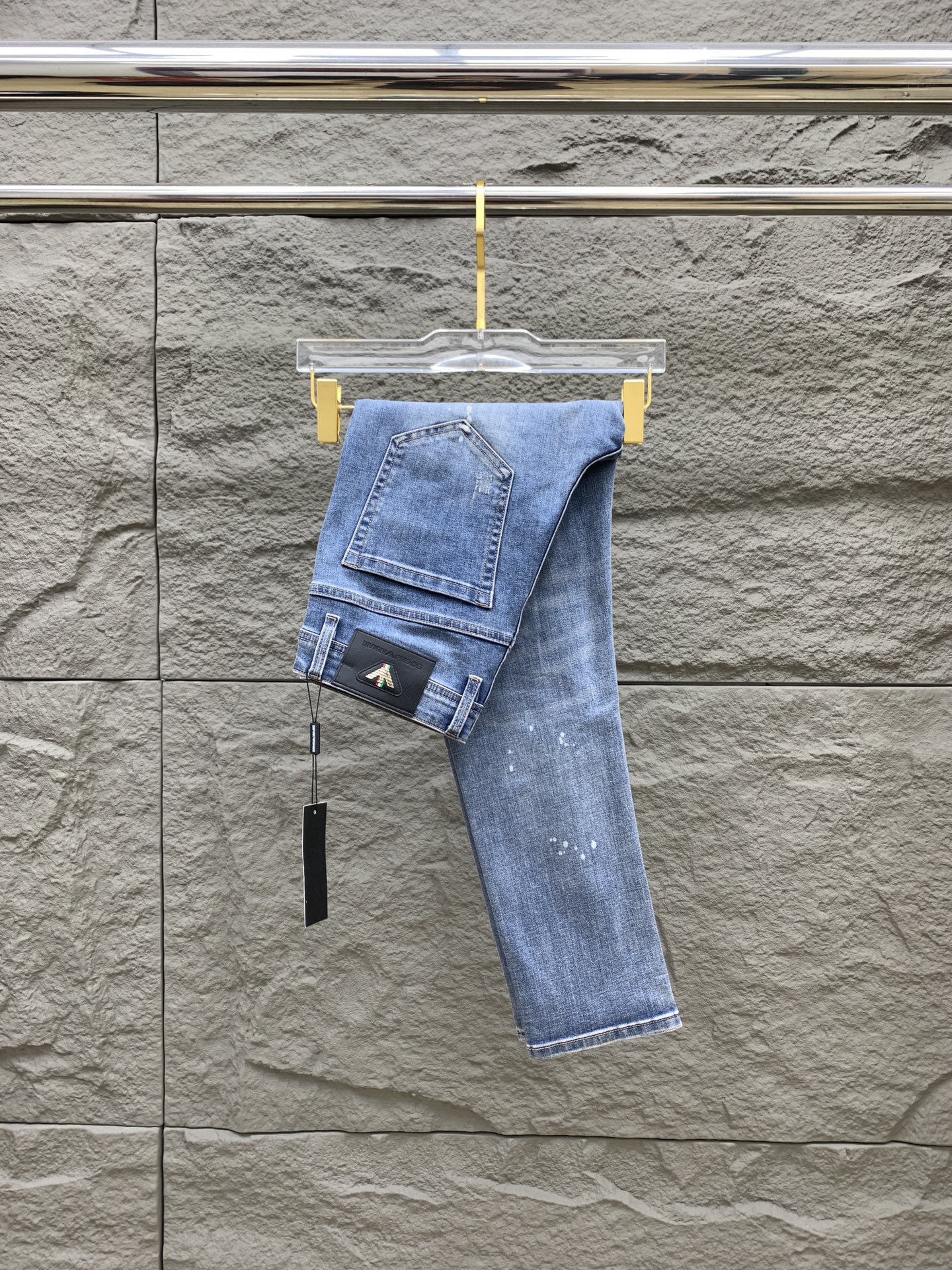 NO:567035,Armani Armani men's denim jeans, official album and poster wear style!  High-grade imported denim raw color fabrics are supplied to customers, and the pure 13oz denim fabrics from Okayama, Japan are specially selected. Heavy-duty environmentally friendly plant enzyme washing process is used. The texture has a light retro color, which is quite beautiful and is very suitable for autumn and winter color matching. The fabric is soft and delicate after washing, but has strong bones and a slight stretch, providing an excellent comfortable experience. There is no damage from any technological elements throughout the body, retaining the purest tannin color!  The details throughout the body are perfect, exquisite and sophisticated. The latest leather label on the waist highlights the brand's characteristics. The hardware accessories, leather label and wiring all reflect the craftsmanship!  The silhouette is perfectly tailored and has excellent butt lift and slimming effect. It can be easily matched with any top in the wardrobe. It has wide compatibility and is suitable for various daily wear. The upper body is full of style. It is a must-have trousers for those who are obsessed with quality control and 1V!  Size 29-38 No 35 37,,armani,armani,jeans,alexander wang19860909Armani 阿玛尼 男士丹宁牛仔裤,官宣画册海报穿搭款！ 客供高级进口的丹宁原色面料,特选日本冈山纯正13oz 盎司牛仔布料,重磅环保植物酵素水洗工艺,肌理有着淡淡的复古色彩,相当漂亮,极符合秋冬的配色,面料经过水洗后柔软细腻,但筋骨感极强,且略带弹力,提供了绝佳的舒适体验,通身无任何工艺元素破坏,保留了最纯粹的丹宁本色！通身细节完美如斯,精湛且考究,最新的腰部皮标彰显了品牌特质,五金配件、皮标、走线无不体现出匠心工艺！版型剪裁完美,提臀修身效果绝佳,可轻松横扫衣橱任何的上装搭配,兼容性广泛,满足于日常各种穿搭,上身型款十足,于品质控及1V迷控者必入型裤装！ 尺码29-38 无35 37,,armani,armani,jeans,alexander wang,Men's clothing