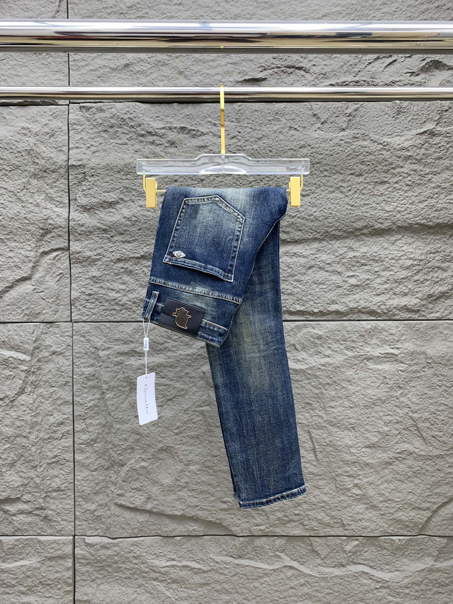 NO:567049,Dior men's denim jeans, official album and poster style!  High-grade imported denim raw color fabrics are supplied to customers, and the pure 13oz denim fabrics from Okayama, Japan are specially selected. Heavy-duty environmentally friendly plant enzyme washing process is used. The texture has a light retro color, which is quite beautiful and is very suitable for autumn and winter color matching. The fabric is soft and delicate after washing, but has strong bones and a slight stretch, providing an excellent comfortable experience. There is no damage from any technological elements throughout the body, retaining the purest tannin color!  The details throughout the body are perfect, exquisite and sophisticated. The latest leather label on the waist highlights the brand's characteristics. The hardware accessories, leather label and wiring all reflect the craftsmanship!  The silhouette is perfectly tailored and has excellent butt lift and slimming effect. It can be easily matched with any top in the wardrobe. It has wide compatibility and is suitable for various daily wear. The upper body is full of style. It is a must-have trousers for those who are obsessed with quality control and 1V!  Size 29-38 No 35 37,,dior,dior,jeans,alexander wang19860909Dior 迪奥 男士丹宁牛仔裤,官宣画册海报穿搭款！ 客供高级进口的丹宁原色面料,特选日本冈山纯正13oz 盎司牛仔布料,重磅环保植物酵素水洗工艺,肌理有着淡淡的复古色彩,相当漂亮,极符合秋冬的配色,面料经过水洗后柔软细腻,但筋骨感极强,且略带弹力,提供了绝佳的舒适体验,通身无任何工艺元素破坏,保留了最纯粹的丹宁本色！通身细节完美如斯,精湛且考究,最新的腰部皮标彰显了品牌特质,五金配件、皮标、走线无不体现出匠心工艺！版型剪裁完美,提臀修身效果绝佳,可轻松横扫衣橱任何的上装搭配,兼容性广泛,满足于日常各种穿搭,上身型款十足,于品质控及1V迷控者必入型裤装！ 尺码29-38 无35 37,,dior,dior,jeans,alexander wang,Men's clothing