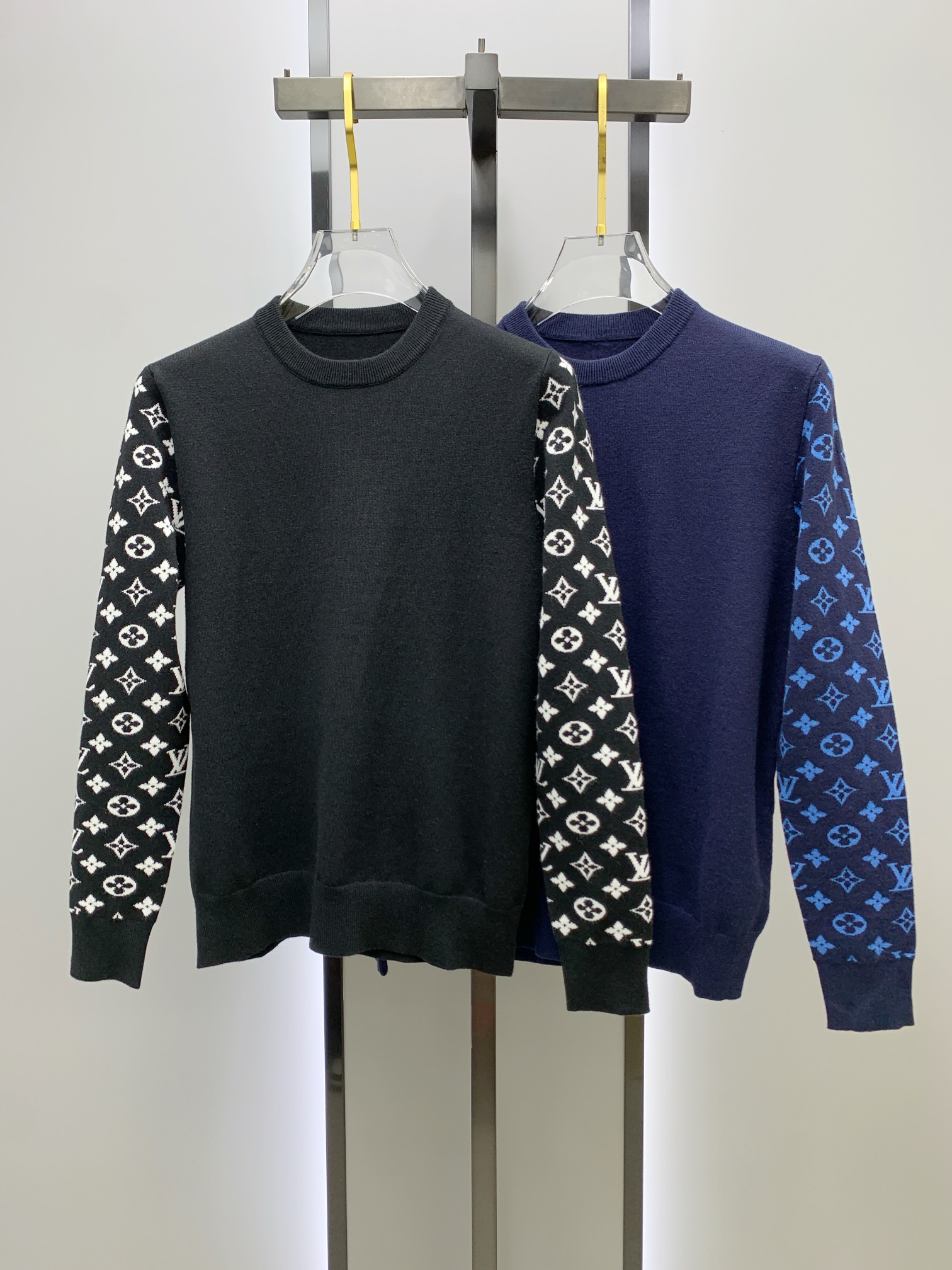 NO:120670,New Year's lv donkey*2025 sweater, the latest autumn and winter style!  High-quality imported Italian fabrics, high-density knitted, versatile sweaters, very handsome!  Logo logo!  It is more durable and less likely to deform. The counter style and various styles can be easily lived in. The classic fashion decoration that is sought after every year has become popular all over the world!  Number of codes: official website for sale S-XXL, louis vuitton, louis vuitton, louis vuitton, sweaters, alexander wang19860909年后 lv 驴家*2025款毛衣,秋冬最新款！高品质意大利进口面料,高密度针织,百搭毛衣,帅气十足！Logo标志！更耐穿更加不易变形,专柜版型,各种风格都能轻松HOLD住,年年被追捧的经典时尚装饰已经风靡全球！ 码数:官网在售版型S-XXL,,louis vuitton,louis vuitton,louis vuitton,sweaters,alexander wang,Men's clothing