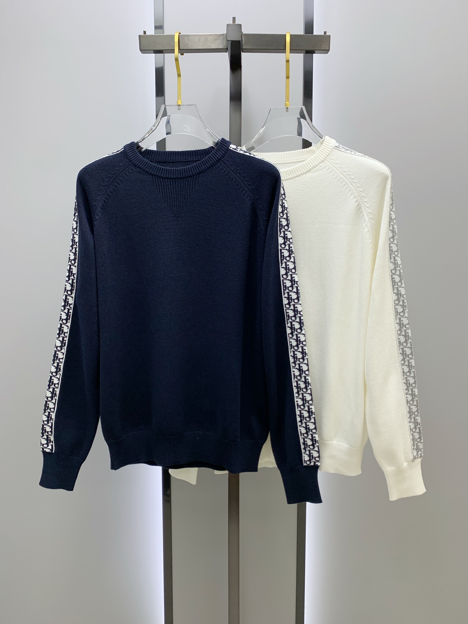 NO:120667,After the New Year Dior*2025 sweater, the latest autumn and winter style!  High-quality imported Italian fabrics, high-density knitted, versatile sweaters, very handsome!  Logo logo!  It is more durable and less likely to deform. The counter style and various styles can be easily lived in. The classic fashion decoration that is sought after every year has become popular all over the world!  Number of codes: official website for sale S-XXL, dior, dior, sweaters, alexander wang19860909年后 迪奥 Dior*2025款毛衣,秋冬最新款！高品质意大利进口面料,高密度针织,百搭毛衣,帅气十足！Logo标志！更耐穿更加不易变形,专柜版型,各种风格都能轻松HOLD住,年年被追捧的经典时尚装饰已经风靡全球！ 码数:官网在售版型S-XXL,,dior,dior,sweaters,alexander wang,Men's clothing