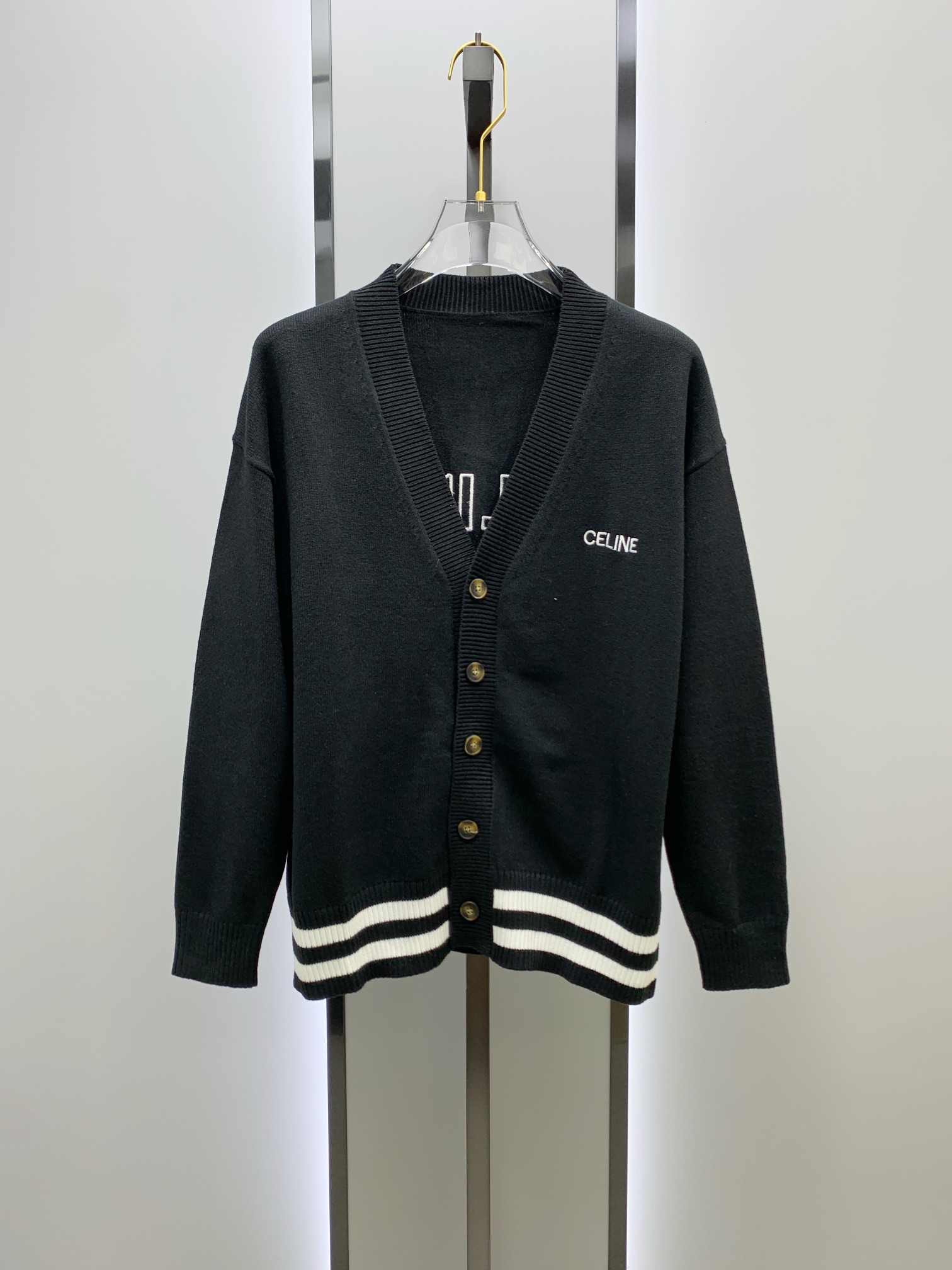 NO:120673,After the New Year Celine CELINE*2025 sweater, the latest autumn and winter style!  High-quality imported Italian fabrics, high-density knitted, versatile sweaters, very handsome!  Logo logo!  It is more durable and less likely to deform. The counter style and various styles can be easily lived in. The classic fashion decoration that is sought after every year has become popular all over the world!  Number of codes: official website for sale S-XXL, celine, celine, sweaters, alexander wang19860909年后 赛琳 CELINE*2025款毛衣,秋冬最新款！高品质意大利进口面料,高密度针织,百搭毛衣,帅气十足！Logo标志！更耐穿更加不易变形,专柜版型,各种风格都能轻松HOLD住,年年被追捧的经典时尚装饰已经风靡全球！ 码数:官网在售版型S-XXL,,celine,celine,sweaters,alexander wang,Men's clothing