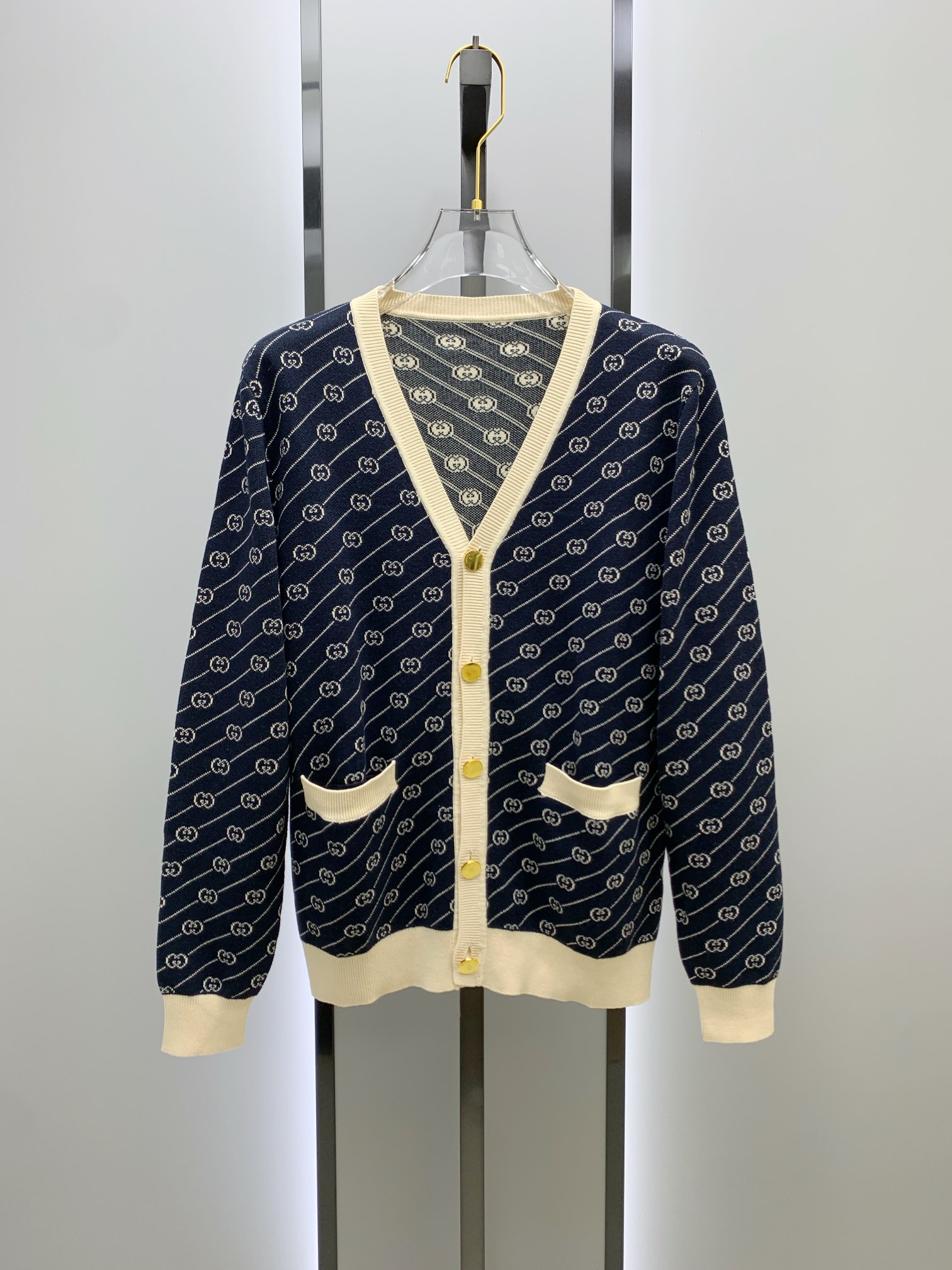 NO:120676,After the New Year Gucci*2025 sweater, the latest autumn and winter style!  High-quality imported Italian fabrics, high-density knitted, versatile sweaters, very handsome!  Logo logo!  It is more durable and less likely to deform. The counter style and various styles can be easily lived in. The classic fashion decoration that is sought after every year has become popular all over the world!  Number of codes: official website for sale S-XXL, gucci, gucci, sweaters, alexander wang19860909年后 古驰Gucci*2025款毛衣,秋冬最新款！高品质意大利进口面料,高密度针织,百搭毛衣,帅气十足！Logo标志！更耐穿更加不易变形,专柜版型,各种风格都能轻松HOLD住,年年被追捧的经典时尚装饰已经风靡全球！ 码数:官网在售版型S-XXL,,gucci,gucci,sweaters,alexander wang,Men's clothing