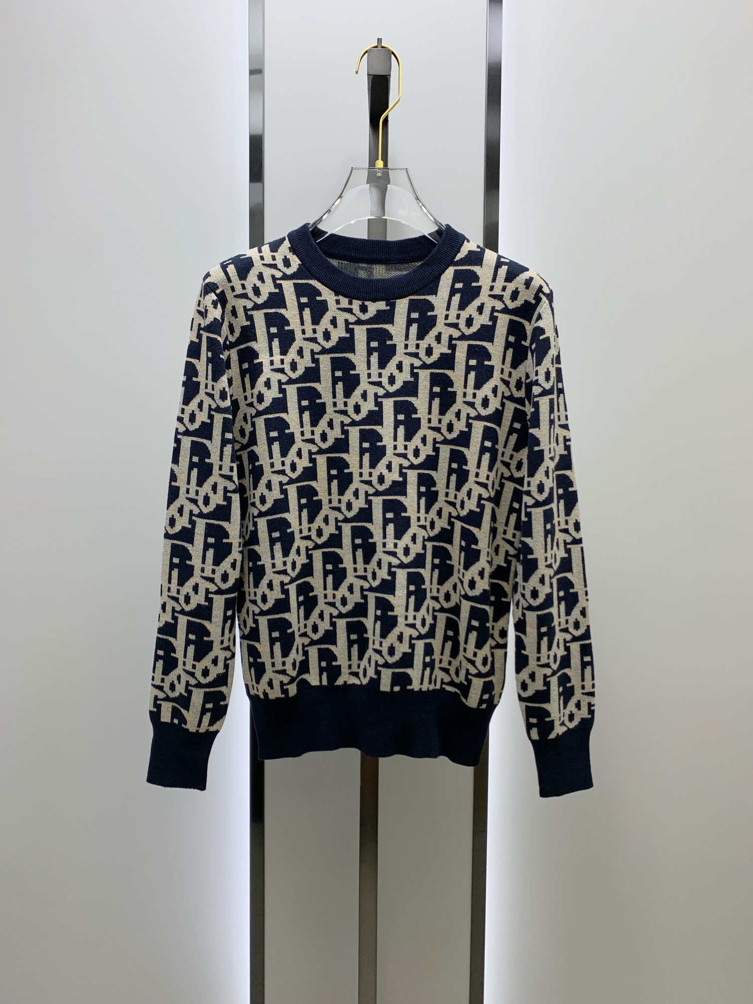 NO:120682,After the New Year Dior* 2025 sweater, the latest autumn and winter style!  High-quality imported Italian fabrics, high-density knitted, versatile sweaters, very handsome!  Logo logo!  It is more durable and less likely to deform. The counter style and various styles can be easily lived in. The classic fashion decoration that is sought after every year has become popular all over the world!  Number of codes: official website for sale S-XXL, dior, dior, sweaters, alexander wang19860909年后 迪奥Dior*2025款毛衣,秋冬最新款！高品质意大利进口面料,高密度针织,百搭毛衣,帅气十足！Logo标志！更耐穿更加不易变形,专柜版型,各种风格都能轻松HOLD住,年年被追捧的经典时尚装饰已经风靡全球！ 码数:官网在售版型S-XXL,,dior,dior,sweaters,alexander wang,Men's clothing