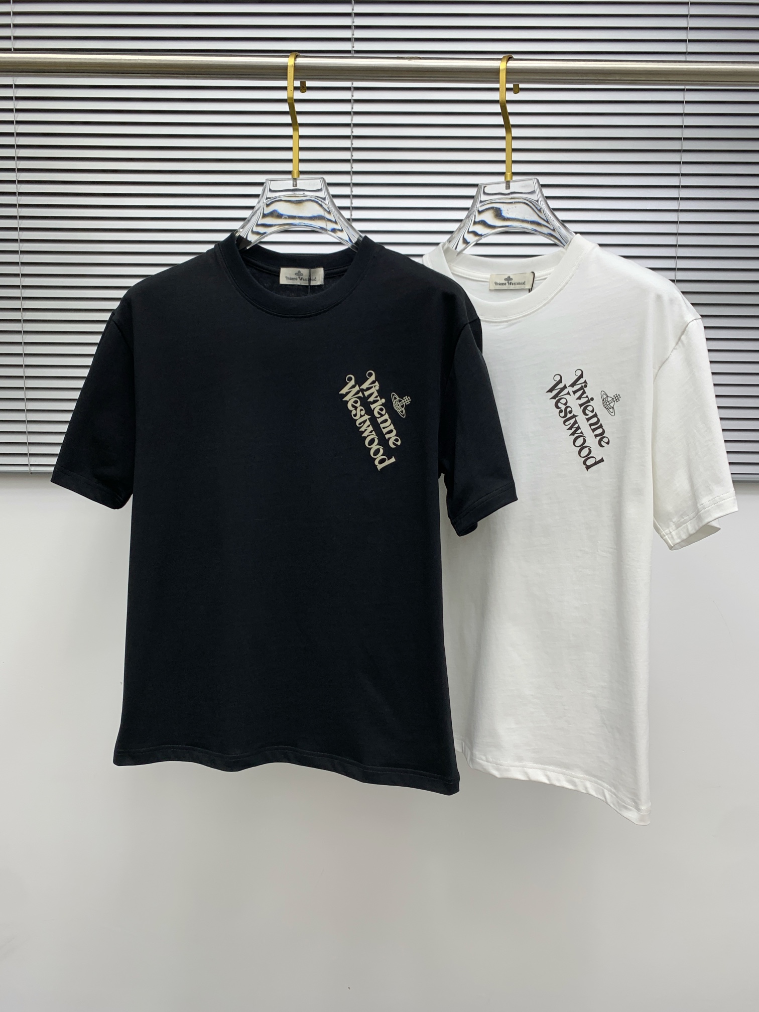 NO:121831,Ss Witt Home Pure Cotton Latest Fabric (The highest version) Chest Arm Witt Wivi Letter Printing Classic Logo Fashion Simple Trendy Short Sleeves, Top Quality Counter Original Single Short Sleeves, Top Production Technology Imported Fabrics, Special Design of the Counter Model, Use Imported High-end Customized Fabrics. Official Website is on sale!  Excellent fabric fit, size..Black and white M-3XL,,T-shirt,alexander wang19860909ss维特家纯棉最新面料（最高版本）胸前手臂维特wivi字母拔印经典标识图案logo时尚简约潮流短袖,最顶级的品质专柜原单短袖,顶级制作工艺进口面料,专柜款独特设计,采用进口高端订制面料.官网在售！面料版型超赞 码数..黑白色 M-3XL,,T-shirt,alexander wang,Men's clothing