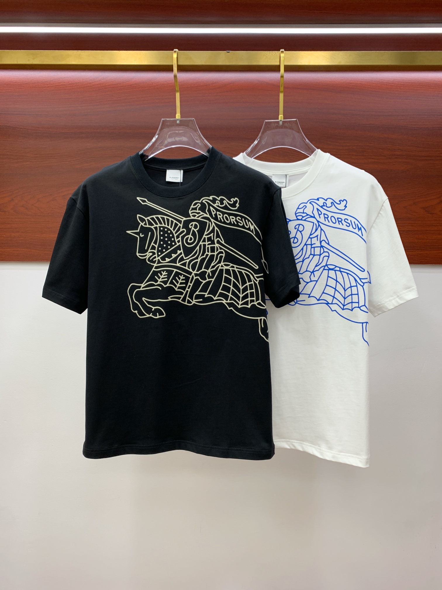 NO:128018,The latest fabric of ssB home pure cotton (highest version) on the left chest BUR war horse flocking craft classic logo pattern logo fashionable simple trendy short sleeves, the top quality counter original single short sleeves, the top production process imported fabric, the counter model is uniquely designed, using imported high-end customized fabrics. The official website is on sale!  Excellent fabric style, size..Black and white M-3XL, burberry, T-shirt, alexander wang19860909ssB家纯棉最新面料（最高版本）左胸前BUR大战马植绒工艺经典标识图案logo时尚简约潮流短袖,最顶级的品质专柜原单短袖,顶级制作工艺进口面料,专柜款独特设计,采用进口高端订制面料.官网在售！面料版型超赞 码数..黑白色 M-3XL,,burberry,T-shirt,alexander wang,Men's clothing