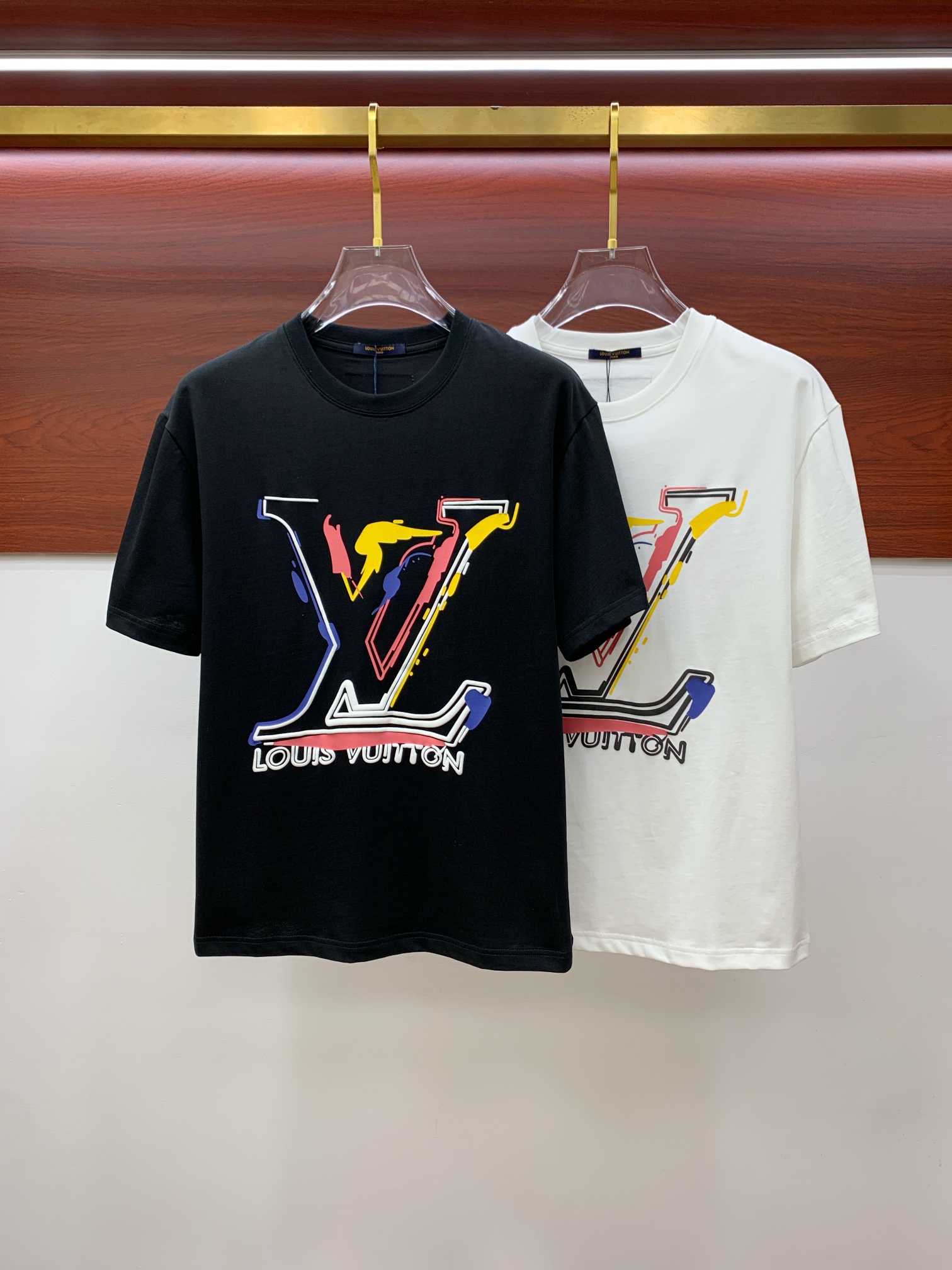 NO:128016,Ss Lotus Cotton Latest Fabric (The highest version) LV flocking foam classic logo on chest logo stylish simple trendy short sleeves, top quality counter original single short sleeves, top production craft imported fabric, unique design of the counter model, using imported high-end customized fabrics. The official website is on sale!  Fabric style, size..Black and white M-3XL,,louis vuitton,louis vuitton,louis vuitton,t-shirt,alexander wang19860909ss驴家纯棉最新面料（最高版本）胸前LV植绒发泡经典标识图案logo时尚简约潮流短袖,最顶级的品质专柜原单短袖,顶级制作工艺进口面料,专柜款独特设计,采用进口高端订制面料.官网在售！面料版型超赞 码数..黑白色 M-3XL,,louis vuitton,louis vuitton,louis vuitton,T-shirt,alexander wang,Men's clothing