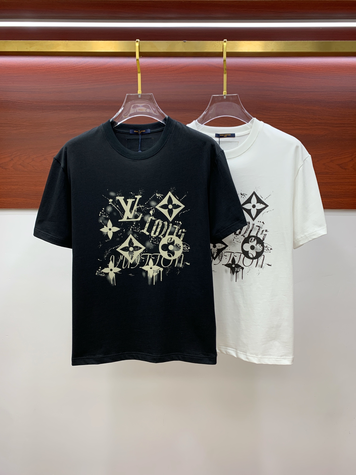 NO:128025,Ss Lotus Cotton Latest Fabric (The Highest Version) Edition, LV Graffiti Classic Logo Printing Pattern Logo Fashion Simple Trendy Short Sleeves, Top Quality Counter Original Single Short Sleeves, Top Production Technology Imported Fabrics, Special Design for the counter, Use imported high-end customized fabrics. The official website is on sale!  Fabric style, size..Black and white M-3XL,,louis vuitton,louis vuitton,louis vuitton,t-shirt,alexander wang19860909ss驴家纯棉最新面料（最高版本）版胸前LV涂鸦经典标识印花图案logo时尚简约潮流短袖,最顶级的品质专柜原单短袖,顶级制作工艺进口面料,专柜款独特设计,采用进口高端订制面料.官网在售！面料版型超赞 码数..黑白色 M-3XL,,louis vuitton,louis vuitton,louis vuitton,T-shirt,alexander wang,Men's clothing