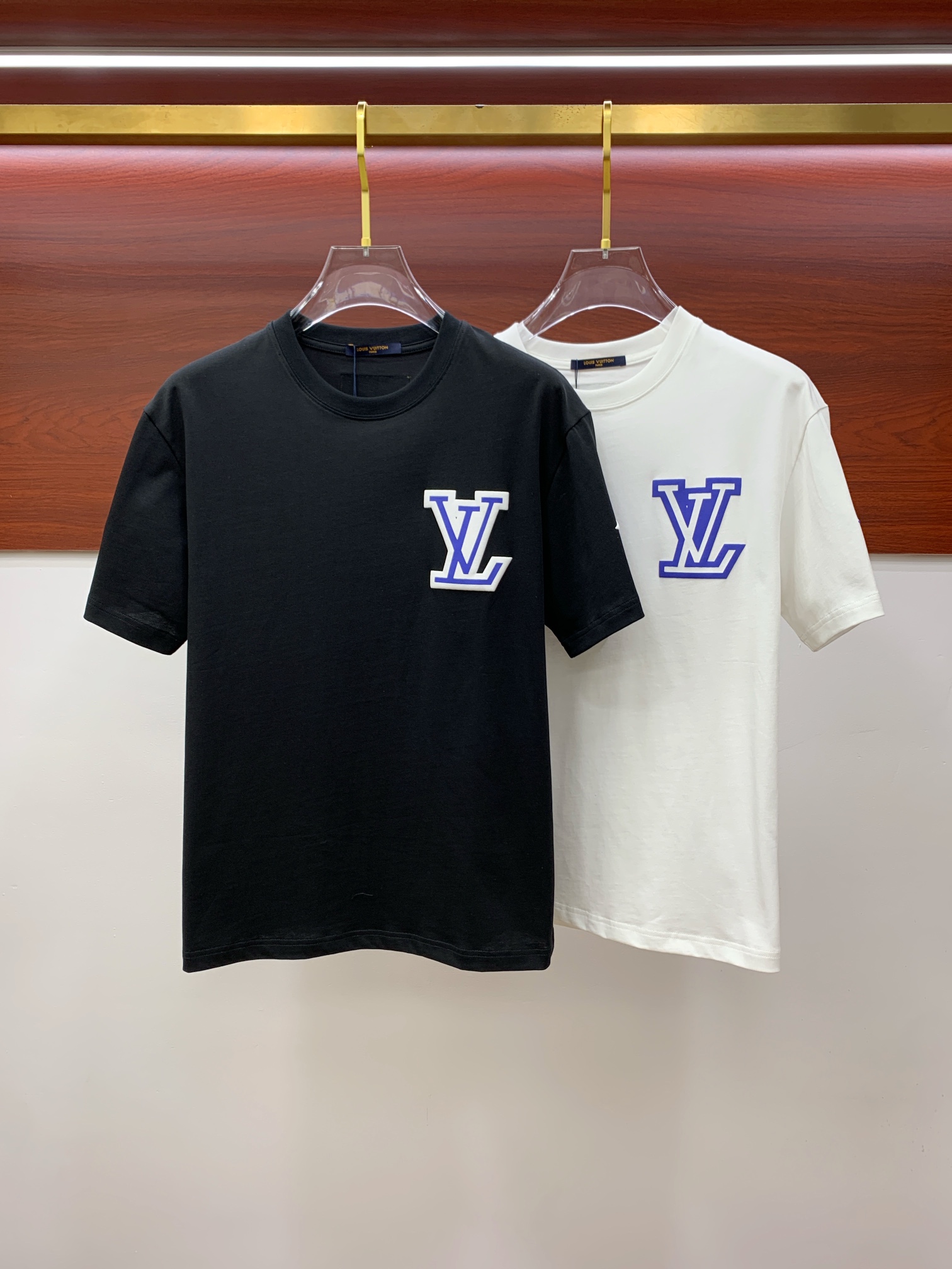 NO:128014,Ss Lotus Home Pure Cotton Latest Fabric (The Highest Version) LV Flocking Classic Logo on the Boobs and Arms Logo Fashion Simple Trendy Short Sleeves, Top Quality Counter Original Single Short Sleeves, Top Production Technology Imported Fabrics, Special Design for the Counter Style, Use Imported High-end Customized Fabrics. Official Website is on sale!  Fabric style, size..Black and white M-3XL,,louis vuitton,louis vuitton,louis vuitton,t-shirt,alexander wang19860909ss驴家纯棉最新面料（最高版本）胸前手臂LV植绒经典标识图案logo时尚简约潮流短袖,最顶级的品质专柜原单短袖,顶级制作工艺进口面料,专柜款独特设计,采用进口高端订制面料.官网在售！面料版型超赞 码数..黑白色 M-3XL,,louis vuitton,louis vuitton,louis vuitton,T-shirt,alexander wang,Men's clothing