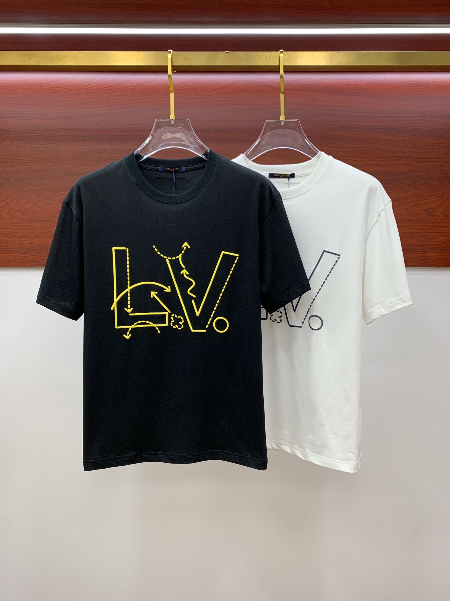 NO:128012,Ss Lotus Cotton Latest Fabric (The Highest Version) Edition, the LV Flocking Classic Logo on the chest, the logo is fashionable, simple and trendy short sleeves, the top quality counter original single short sleeves, the top production process imported fabric, the counter model is uniquely designed, using imported high-end customized fabrics. The official website is on sale!  Fabric style, size..Black and white M-3XL,,louis vuitton,louis vuitton,louis vuitton,t-shirt,alexander wang19860909ss驴家纯棉最新面料（最高版本）版胸前LV植绒经典标识图案logo时尚简约潮流短袖,最顶级的品质专柜原单短袖,顶级制作工艺进口面料,专柜款独特设计,采用进口高端订制面料.官网在售！面料版型超赞 码数..黑白色 M-3XL,,louis vuitton,louis vuitton,louis vuitton,T-shirt,alexander wang,Men's clothing