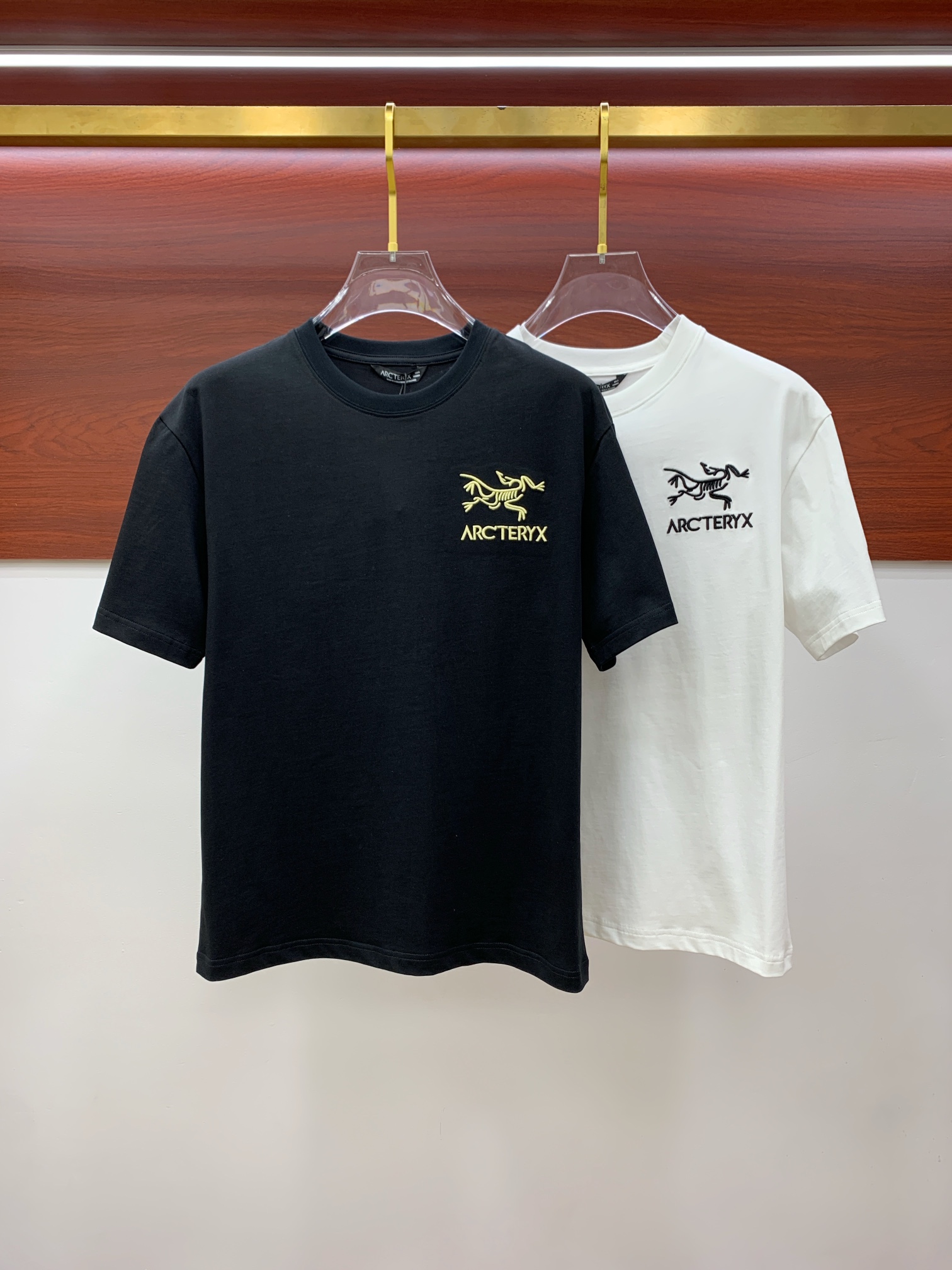 NO:128026,Ss Archaeopteryx's latest pure cotton fabric (highest version) chest arm Archaeopteryx heavy industry embroidery classic logo pattern logo fashionable simple trendy short sleeves, top quality counter original single short sleeves, top production process imported fabric, unique design of the counter model, using imported high-end customized fabrics. The official website is on sale!  Excellent fabric fit, size..Black and white M-3XL,,jil sanderarc'teryx,T-shirt,alexander wang19860909ss始祖鸟家纯棉最新面料（最高版本）胸前手臂始祖鸟重工刺绣经典标识图案logo时尚简约潮流短袖,最顶级的品质专柜原单短袖,顶级制作工艺进口面料,专柜款独特设计,采用进口高端订制面料.官网在售！面料版型超赞 码数..黑白色 M-3XL,,jil sanderarc'teryx,T-shirt,alexander wang,Men's clothing