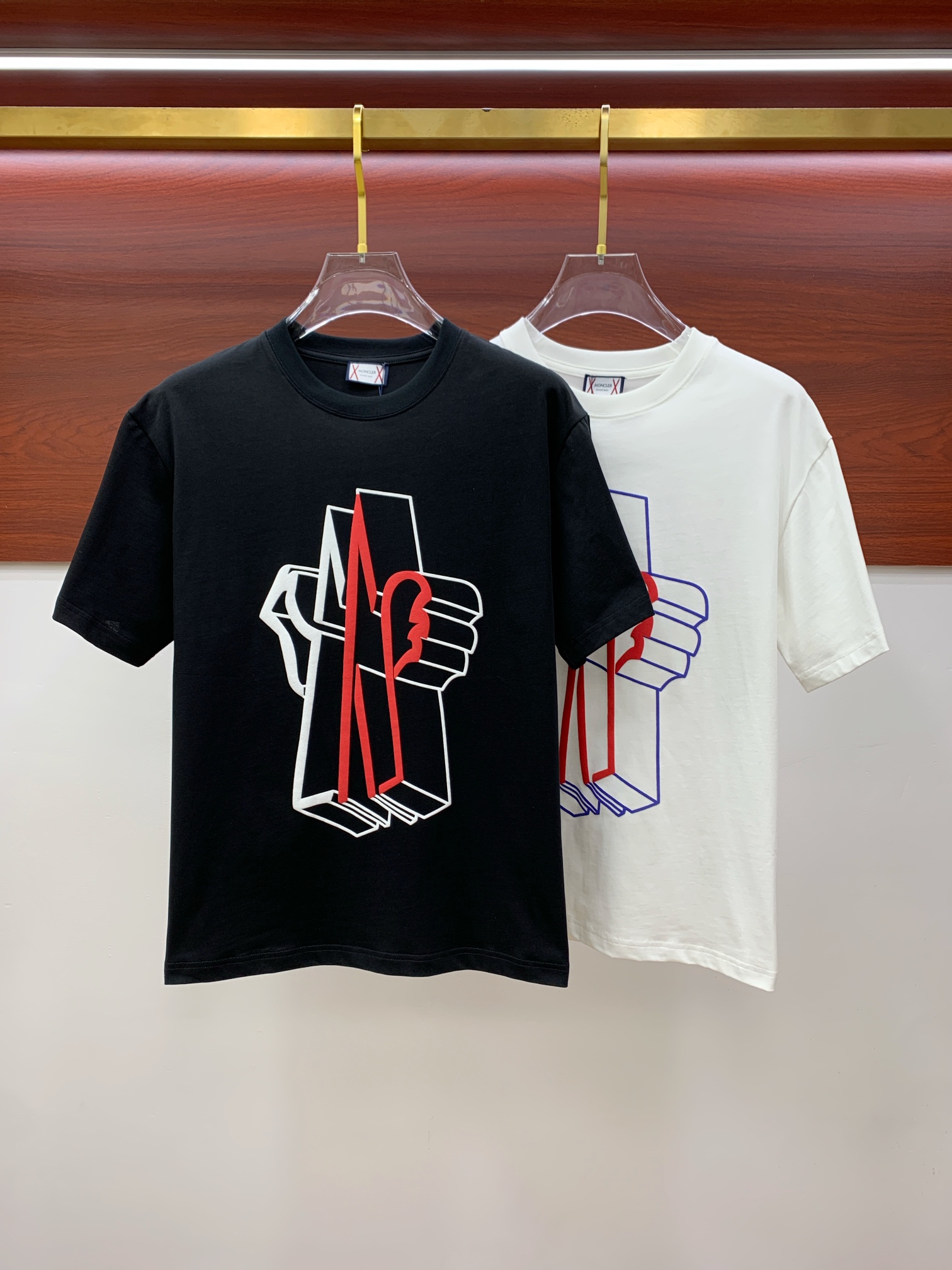 NO:128024,Ss Mengjia Pure Cotton Latest Fabric (The highest version) The breast mask logo foaming craftsmanship classic logo pattern logo fashionable simple trendy short sleeves, the top quality counter original single short sleeves, the top production process imported fabric, the counter model is uniquely designed, using imported high-end customized fabrics. The official website is on sale!  Excellent fabric fit, size..Black and white M-3XL, Moncler, T-shirt, alexander wang19860909ss蒙家纯棉最新面料（最高版本）胸前蒙口标识发泡工艺经典标识图案logo时尚简约潮流短袖,最顶级的品质专柜原单短袖,顶级制作工艺进口面料,专柜款独特设计,采用进口高端订制面料.官网在售！面料版型超赞 码数..黑白色 M-3XL,,Moncler,T-shirt,alexander wang,Men's clothing