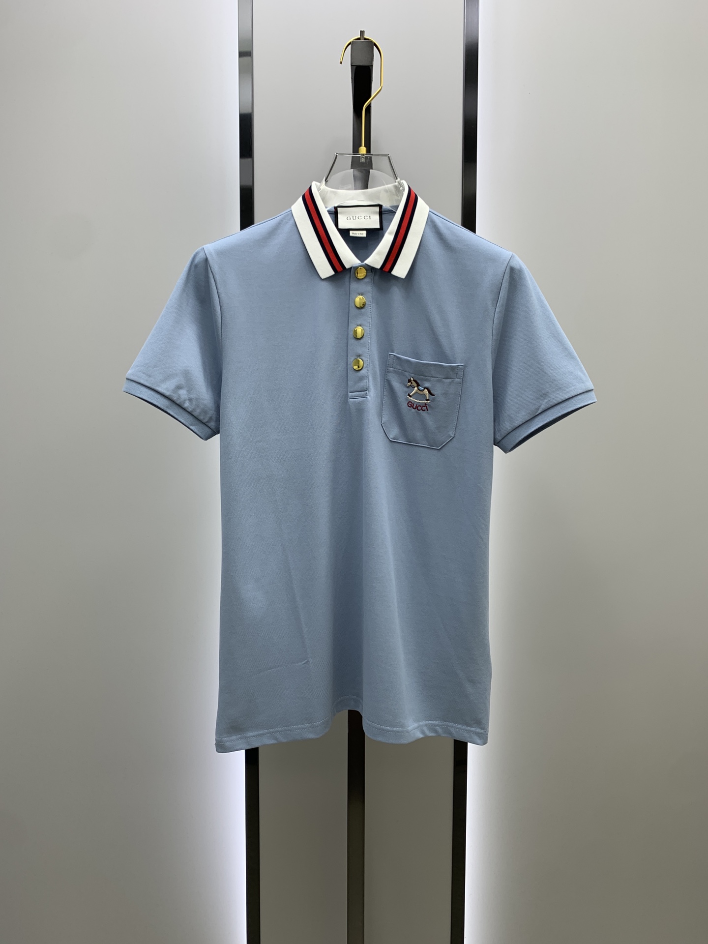 NO:120694,After the New Year Gucci 25SS new spring and summer short-sleeved lapel T-shirt polo shirt, the highest version is customized with high-end vermillion floor fabric simple and fashionable style, thread color matching is super good!  The classic logo with a simple and elegant style of the chest letter logo!  Full of high-end feel, wearable in all seasons. Simple European style official website is on sale. Number M-3XL, gucci, T-shirt, tees, t-shirt, alexander wang19860909年后 古驰 25SS新款春夏短袖翻领T恤polo衫,最高版本客供定制高端朱地面料简单时尚款,螺纹拼色螺纹配色超级好看！胸口字母标识经典logo简单大方的款式！满满的高级感,四季可穿.简欧风格官网在售 码数M-3XL,,gucci,T-shirt,tees，t-shirt,alexander wang,Men's clothing