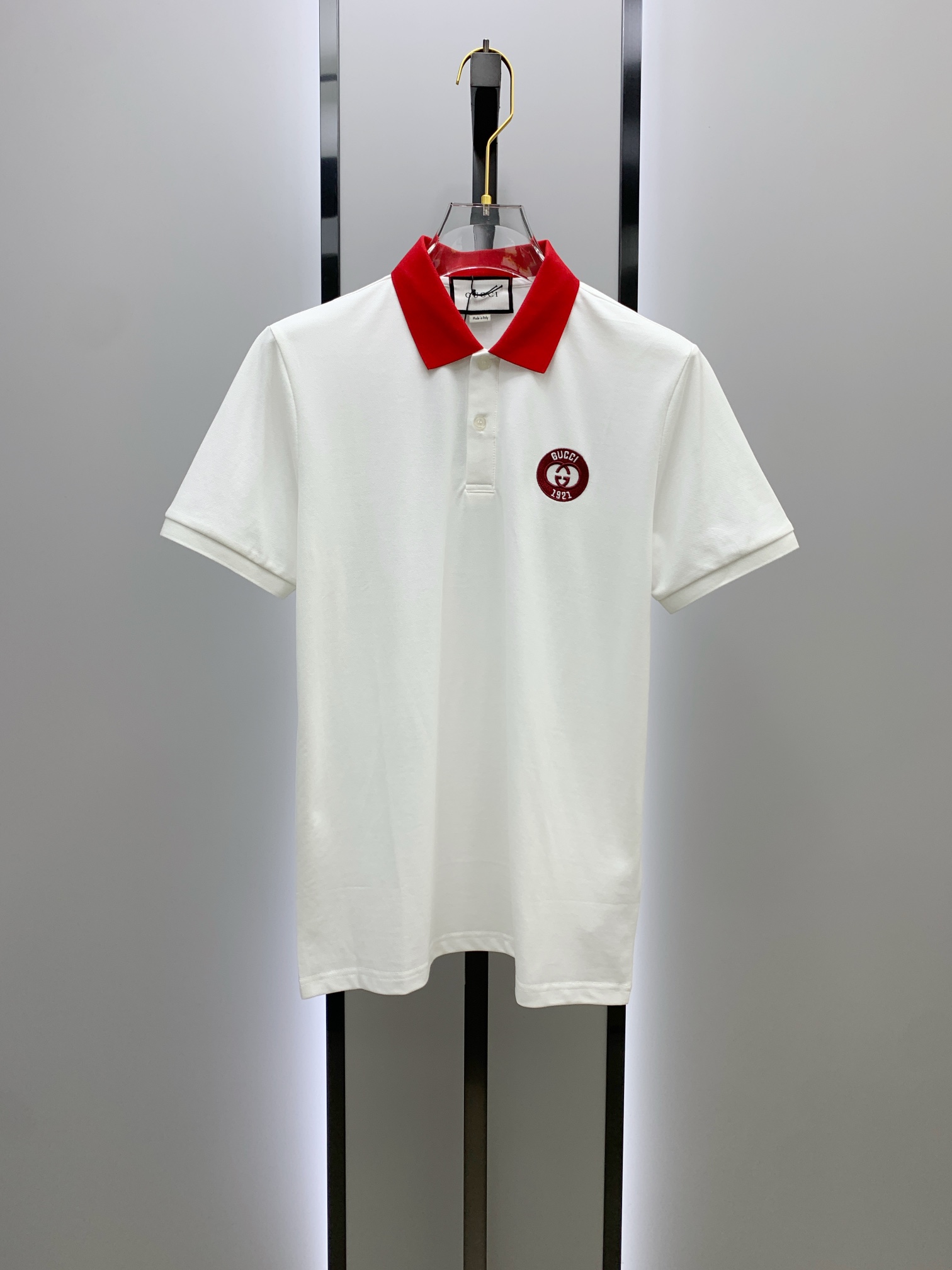 NO:120681,After the New Year, Gucci 25SS new spring and summer short-sleeved lapel T-shirt polo shirt, the highest version is customized with customized high-end vermill fabric simple and fashionable style, thread color combination, super beautiful!  The classic logo with a simple and elegant style of the chest letter logo!  Full of high-end feel, wearable in all seasons. Simple European style official website is on sale. Number M-3XL, gucci, gucci, T-shirt, tees, t-shirt, alexander wang19860909年后 古驰Gucci 25SS新款春夏短袖翻领T恤polo衫,最高版本客供定制高端朱地面料简单时尚款,螺纹拼色螺纹配色超级好看！胸口字母标识经典logo简单大方的款式！满满的高级感,四季可穿.简欧风格官网在售 码数M-3XL,,gucci,gucci,T-shirt,tees，t-shirt,alexander wang,Men's clothing