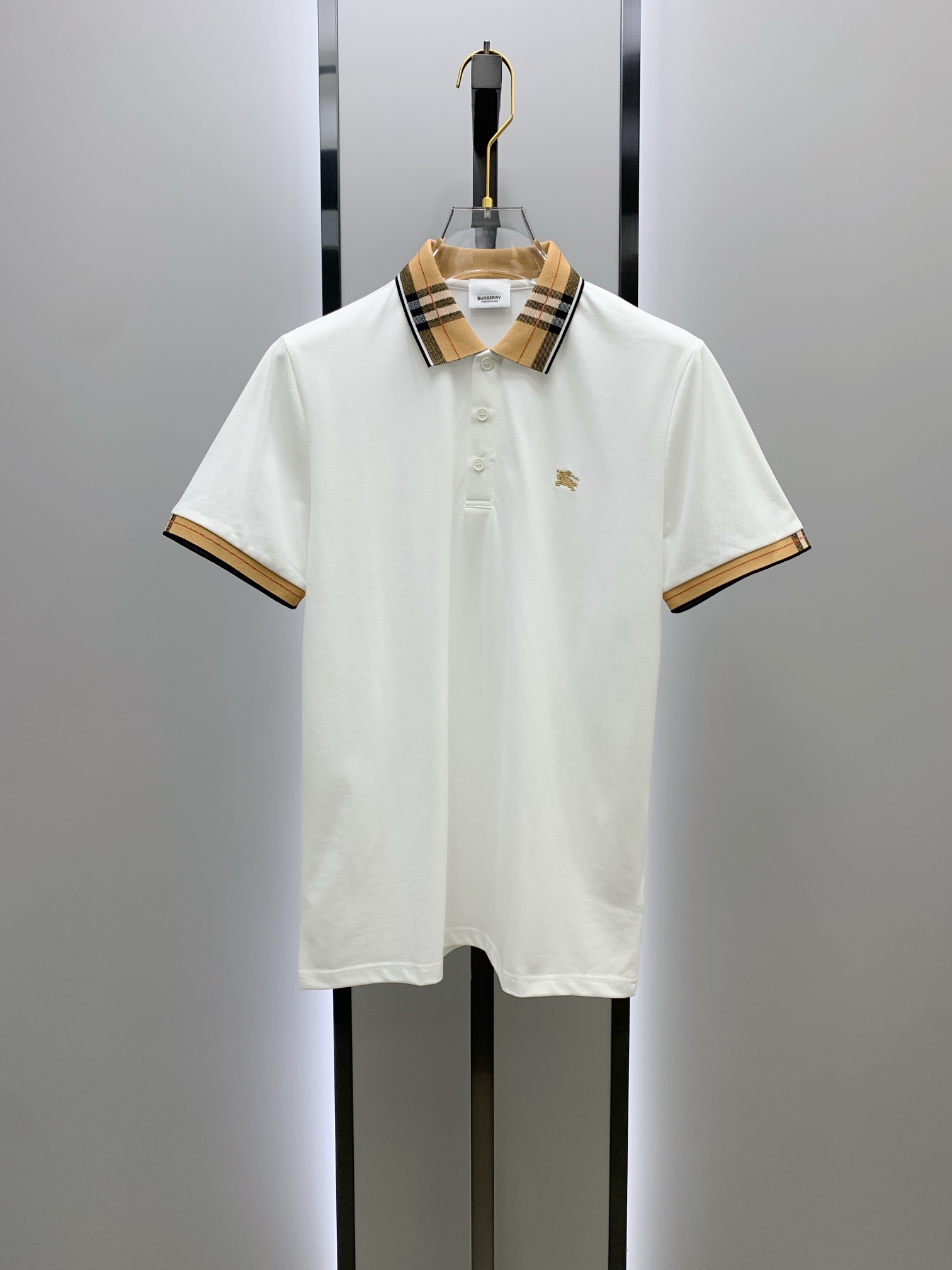 NO:120684,After the New Year, Burberry BBR 25SS new spring and summer short-sleeved lapel T-shirt polo shirt, the highest version is customized with custom high-end vermill fabric simple and fashionable style, thread color combination, super beautiful!  The classic logo with a simple and elegant style of the chest letter logo!  Full of high-end feel, wearable in all seasons. Simple European style official website is on sale. Number M-3XL, burberry, T-shirt, tees, t-shirt, alexander wang19860909年后 巴宝莉 BBR 25SS新款春夏短袖翻领T恤polo衫,最高版本客供定制高端朱地面料简单时尚款,螺纹拼色螺纹配色超级好看！胸口字母标识经典logo简单大方的款式！满满的高级感,四季可穿.简欧风格官网在售 码数M-3XL,,burberry,T-shirt,tees，t-shirt,alexander wang,Men's clothing
