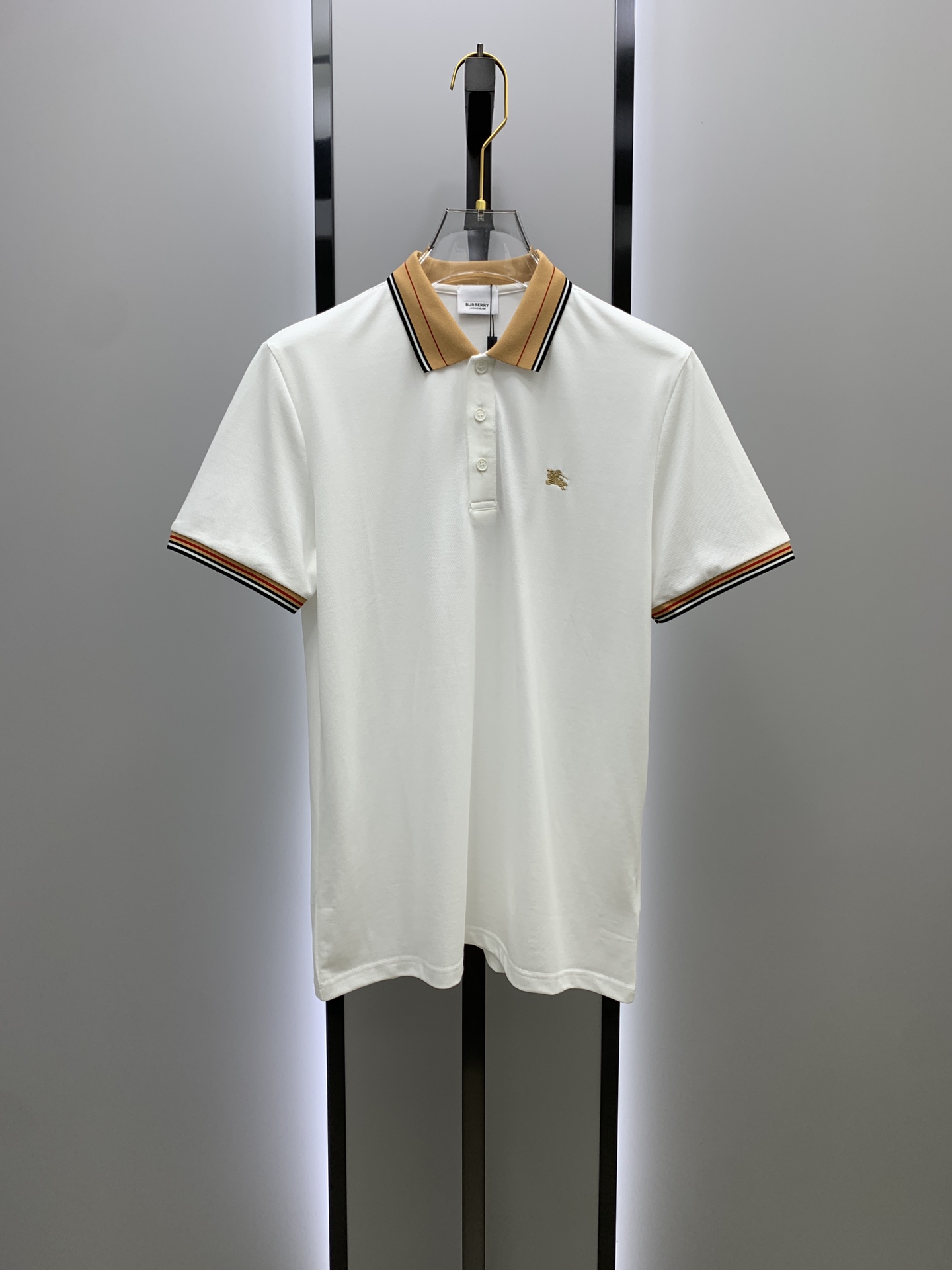 NO:120700,After the New Year, Burberry BBR 25SS new spring and summer short-sleeved lapel T-shirt polo shirt, the highest version is customized with custom high-end vermill fabric simple and fashionable style, thread color combination, super beautiful!  The classic logo with a simple and elegant style of the chest letter logo!  Full of high-end feel, wearable in all seasons. Simple European style official website is on sale. Number M-3XL, burberry, T-shirt, tees, t-shirt, alexander wang19860909年后 巴宝莉 BBR 25SS新款春夏短袖翻领T恤polo衫,最高版本客供定制高端朱地面料简单时尚款,螺纹拼色螺纹配色超级好看！胸口字母标识经典logo简单大方的款式！满满的高级感,四季可穿.简欧风格官网在售 码数M-3XL,,burberry,T-shirt,tees，t-shirt,alexander wang,Men's clothing