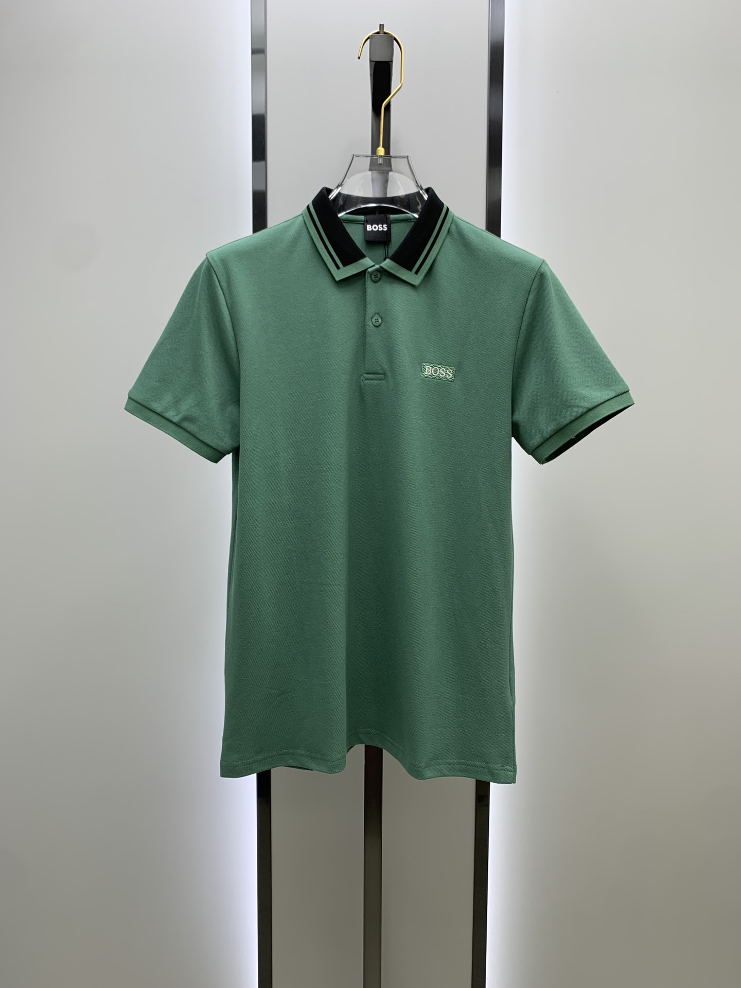 NO:120688,After the New Year, BOSS 25SS new spring and summer short-sleeved lapel T-shirt polo shirt, the highest version is customized with high-end vermillion floor fabric simple and fashionable style, thread color matching is super good!  The classic logo with a simple and elegant style of the chest letter logo!  Full of high-end feel, wearable in all seasons. Simple European style official website is on sale. Number of codes M-3XL, T-shirt,tees, t-shirt,alexander wang19860909年后 BOSS 25SS新款春夏短袖翻领T恤polo衫,最高版本客供定制高端朱地面料简单时尚款,螺纹拼色螺纹配色超级好看！胸口字母标识经典logo简单大方的款式！满满的高级感,四季可穿.简欧风格官网在售 码数M-3XL,,T-shirt,tees，t-shirt,alexander wang,Men's clothing