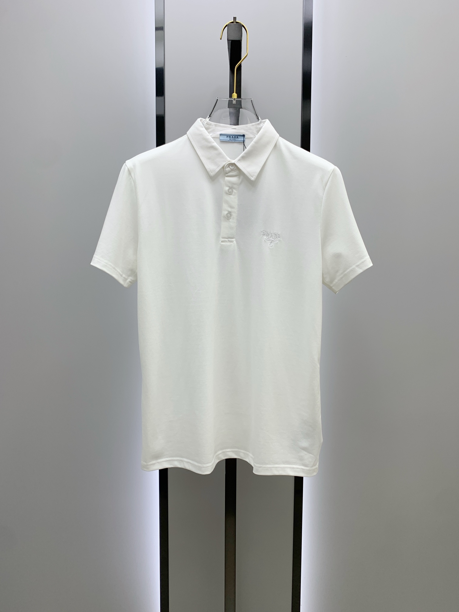 NO:120690,After the New Year, Prada Prada 25SS new spring and summer short-sleeved lapel T-shirt polo shirt, the highest version is customized with customized high-end vermill fabric simple and fashionable style, thread color combination, super beautiful!  The classic logo with a simple and elegant style of the chest letter logo!  Full of high-end feel, wearable in all seasons. Simple European style official website is on sale. Number of codes M-3XL, prada, prada, T-shirt, tees, t-shirt, alexander wang19860909年后 普拉达Prada 25SS新款春夏短袖翻领T恤polo衫,最高版本客供定制高端朱地面料简单时尚款,螺纹拼色螺纹配色超级好看！胸口字母标识经典logo简单大方的款式！满满的高级感,四季可穿.简欧风格官网在售 码数M-3XL,,prada,prada,T-shirt,tees，t-shirt,alexander wang,Men's clothing