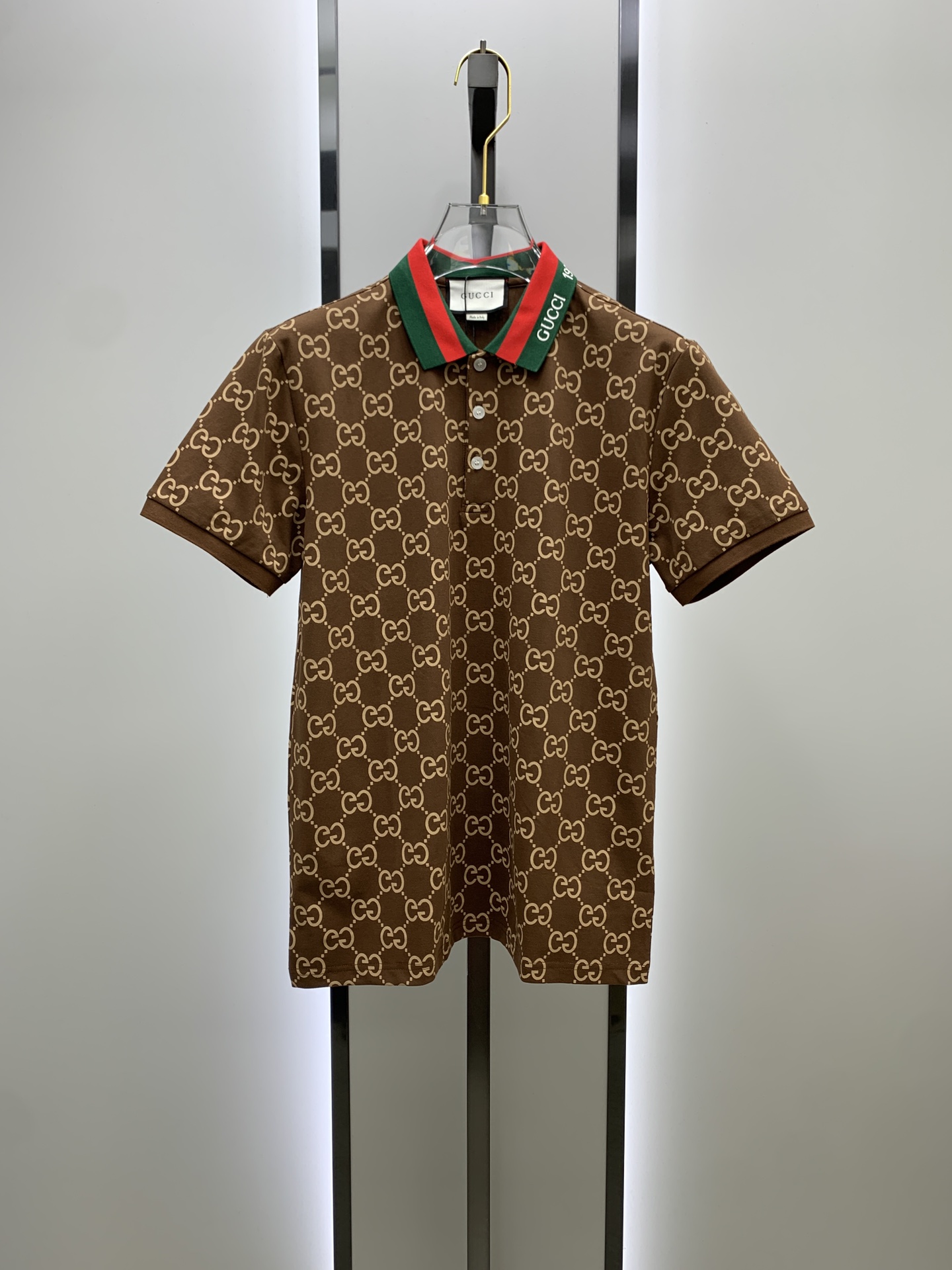 NO:120669,After the New Year, Gucci 25SS new spring and summer short-sleeved lapel T-shirt polo shirt, the highest version is customized with customized high-end vermill fabric simple and fashionable style, thread color combination, super beautiful!  The classic logo with a simple and elegant style with a full body letter logo!  Full of high-end feel, wearable in all seasons. Simple European style official website is on sale. Number M-3XL, gucci, gucci, T-shirt, tees, t-shirt, alexander wang19860909年后 古驰Gucci 25SS新款春夏短袖翻领T恤polo衫,最高版本客供定制高端朱地面料简单时尚款,螺纹拼色螺纹配色超级好看！全身字母标识经典logo简单大方的款式！满满的高级感,四季可穿.简欧风格官网在售 码数M-3XL,,gucci,gucci,T-shirt,tees，t-shirt,alexander wang,Men's clothing