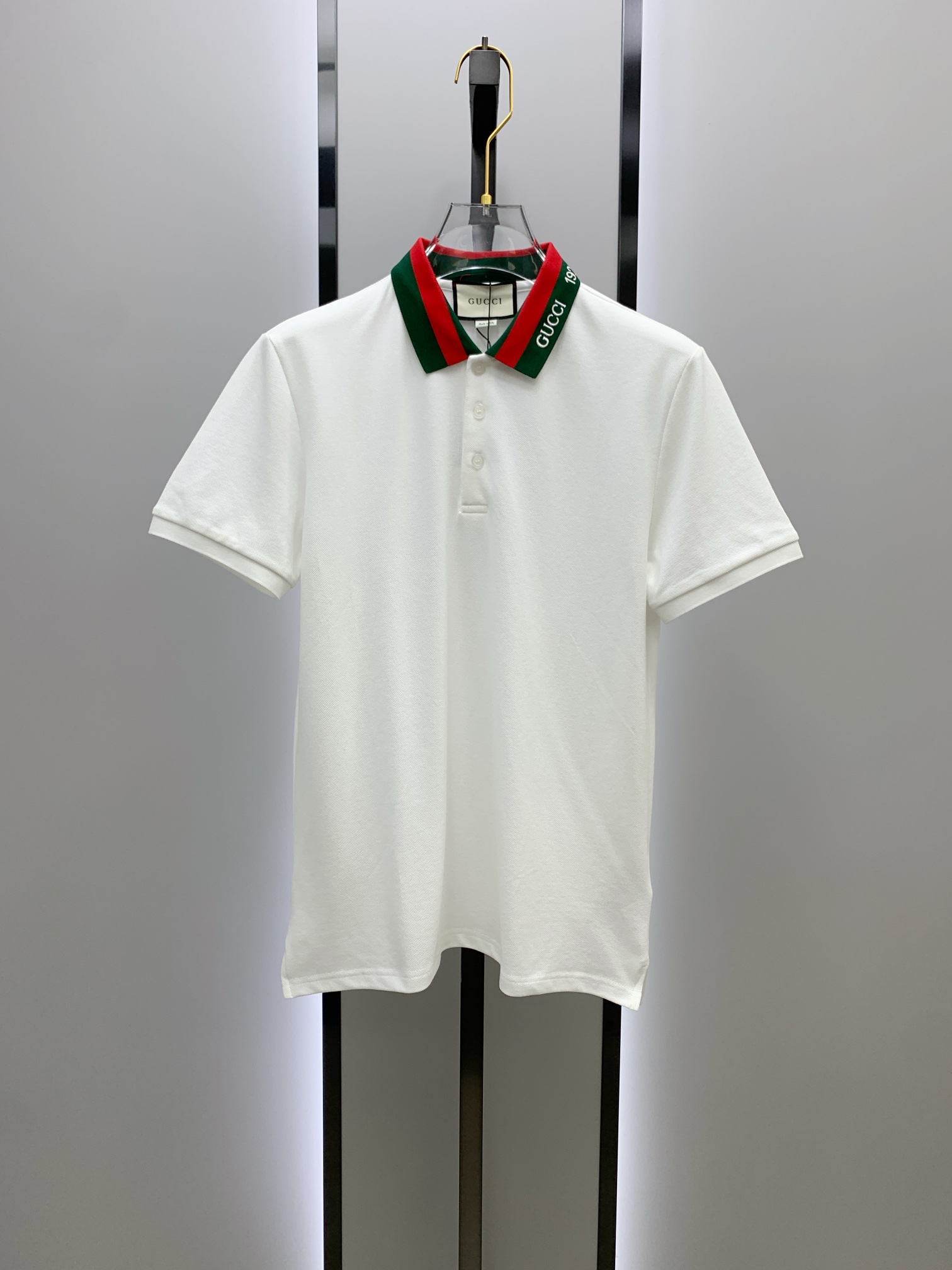 NO:120687,After the New Year, Gucci 25SS new spring and summer short-sleeved lapel T-shirt polo shirt, the highest version is customized with customized high-end vermill fabric simple and fashionable style, thread color combination, super beautiful!  The classic logo with a simple and elegant style of the chest letter logo!  Full of high-end feel, wearable in all seasons. Simple European style official website is on sale. Number M-3XL, gucci, gucci, T-shirt, tees, t-shirt, alexander wang19860909年后 古驰Gucci 25SS新款春夏短袖翻领T恤polo衫,最高版本客供定制高端朱地面料简单时尚款,螺纹拼色螺纹配色超级好看！胸口字母标识经典logo简单大方的款式！满满的高级感,四季可穿.简欧风格官网在售 码数M-3XL,,gucci,gucci,T-shirt,tees，t-shirt,alexander wang,Men's clothing