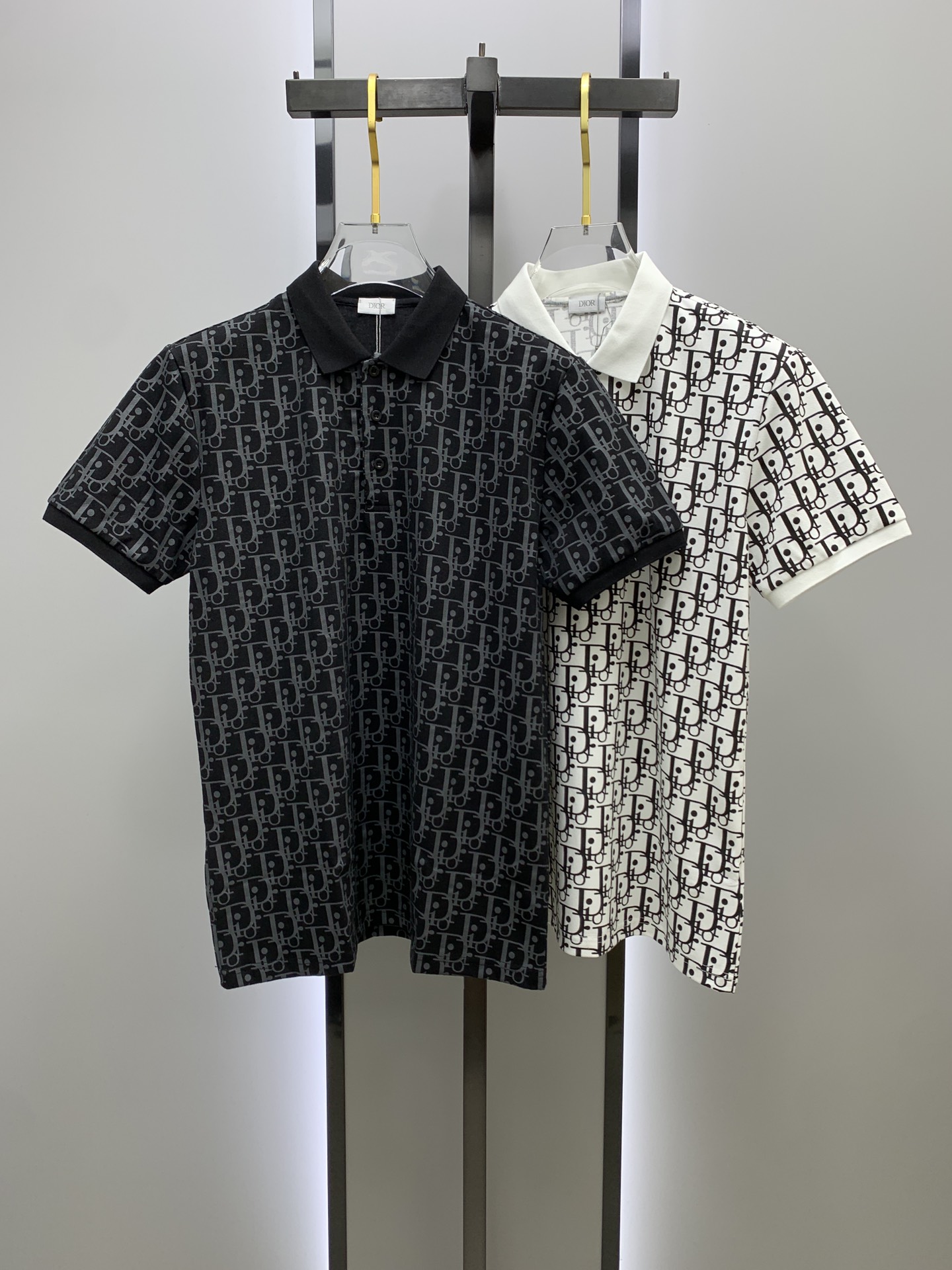 NO:120695,After the New Year, Dior 25SS new spring and summer short-sleeved lapel T-shirt polo shirt, the highest version is customized with high-end vermill fabric simple and fashionable style, thread color matching is super good!  The classic logo with a simple and elegant style with a full body letter logo!  Full of high-end feel, wearable in all seasons. Simple European style official website is on sale. Number M-3XL, dior, dior, T-shirt, tees, t-shirt, alexander wang19860909年后 迪奥Dior 25SS新款春夏短袖翻领T恤polo衫,最高版本客供定制高端朱地面料简单时尚款,螺纹拼色螺纹配色超级好看！全身字母标识经典logo简单大方的款式！满满的高级感,四季可穿.简欧风格官网在售 码数M-3XL,,dior,dior,T-shirt,tees，t-shirt,alexander wang,Men's clothing