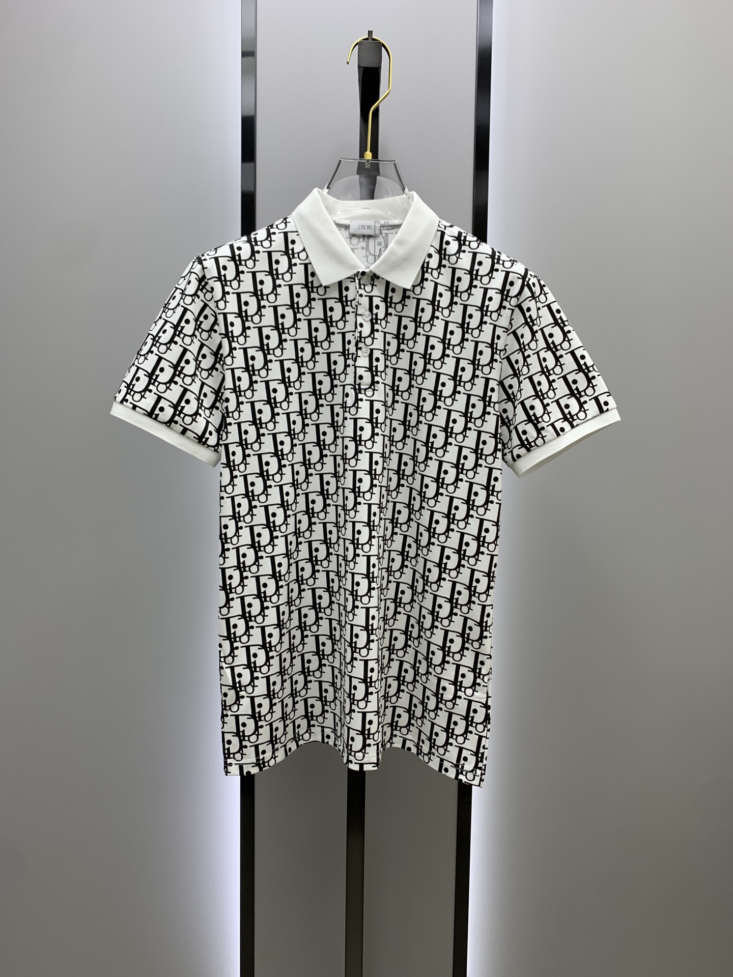 NO:120698,After the New Year, Dior25SS new spring and summer short-sleeved lapel T-shirt polo shirt, the highest version is customized with customized high-end vermill fabric simple and fashionable style, thread color matching is super good!  The classic logo with a simple and elegant style with a full body letter logo!  Full of high-end feel, wearable in all seasons. Simple European style official website is on sale. Number M-3XL, dior, dior, T-shirt, tees, t-shirt, alexander wang19860909年后 迪奥Dior25SS新款春夏短袖翻领T恤polo衫,最高版本客供定制高端朱地面料简单时尚款,螺纹拼色螺纹配色超级好看！全身字母标识经典logo简单大方的款式！满满的高级感,四季可穿.简欧风格官网在售 码数M-3XL,,dior,dior,T-shirt,tees，t-shirt,alexander wang,Men's clothing