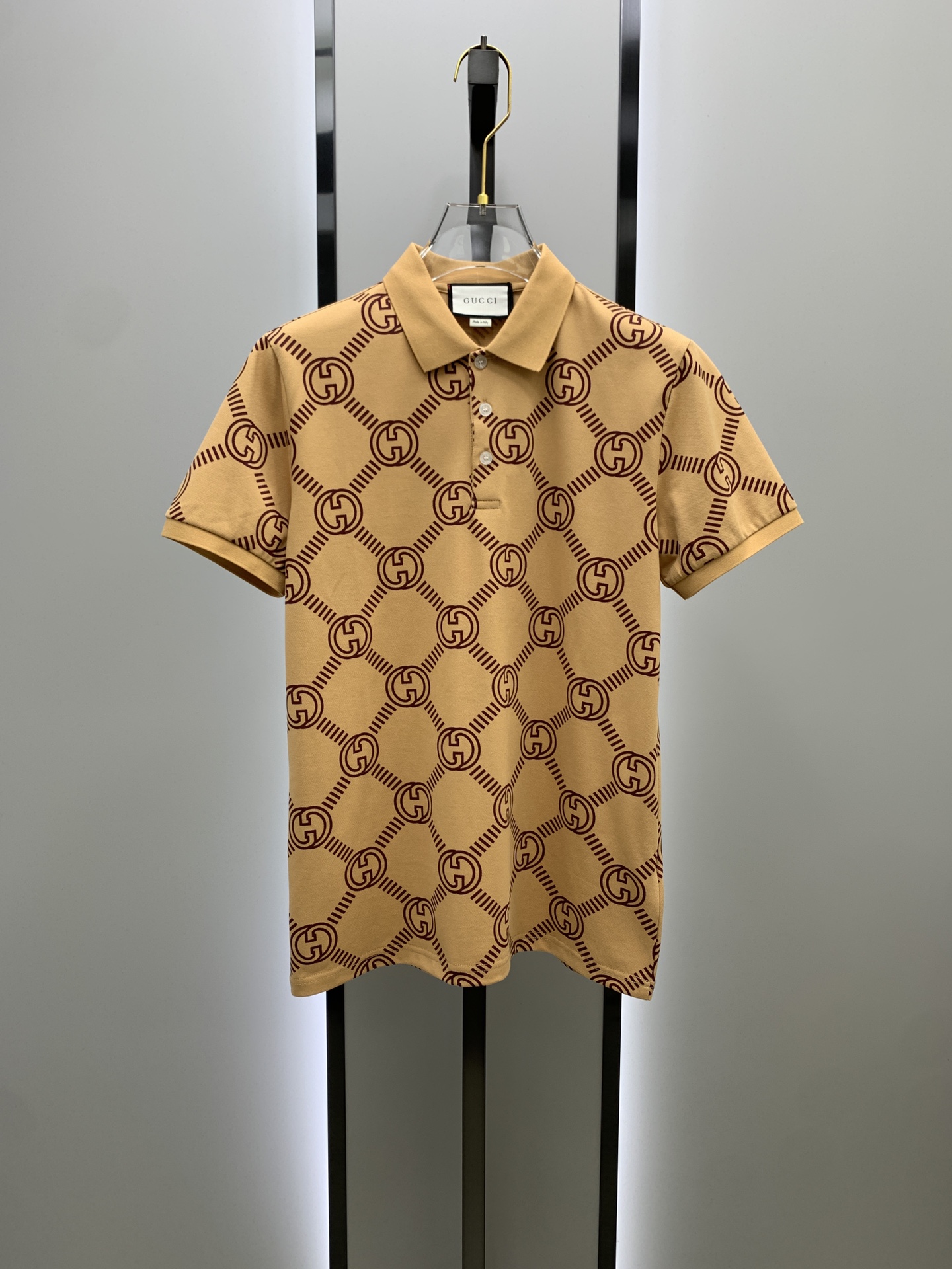 NO:120696,After the New Year, Gucci 25SS new spring and summer short-sleeved lapel T-shirt polo shirt, the highest version is customized with customized high-end vermill fabric simple and fashionable style, thread color combination, super beautiful!  The classic logo with a simple and elegant style with a full body letter logo!  Full of high-end feel, wearable in all seasons. Simple European style official website is on sale. Number M-3XL, gucci, gucci, T-shirt, tees, t-shirt, alexander wang19860909年后 古驰Gucci 25SS新款春夏短袖翻领T恤polo衫,最高版本客供定制高端朱地面料简单时尚款,螺纹拼色螺纹配色超级好看！全身字母标识经典logo简单大方的款式！满满的高级感,四季可穿.简欧风格官网在售 码数M-3XL,,gucci,gucci,T-shirt,tees，t-shirt,alexander wang,Men's clothing