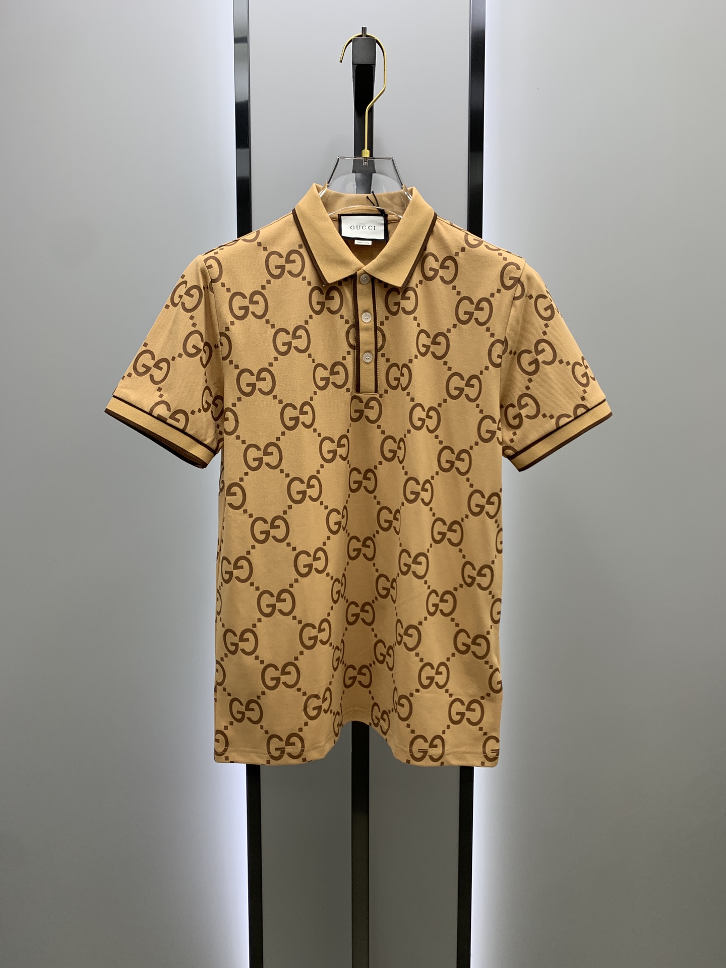 NO:120702,After the New Year, Gucci 25SS new spring and summer short-sleeved lapel T-shirt polo shirt, the highest version is customized with customized high-end vermill fabric simple and fashionable style, thread color combination, super beautiful!  The classic logo with a simple and elegant style with a full body letter logo!  Full of high-end feel, wearable in all seasons. Simple European style official website is on sale. Number M-3XL, gucci, gucci, T-shirt, tees, t-shirt, alexander wang19860909年后 古驰Gucci 25SS新款春夏短袖翻领T恤polo衫,最高版本客供定制高端朱地面料简单时尚款,螺纹拼色螺纹配色超级好看！全身字母标识经典logo简单大方的款式！满满的高级感,四季可穿.简欧风格官网在售 码数M-3XL,,gucci,gucci,T-shirt,tees，t-shirt,alexander wang,Men's clothing