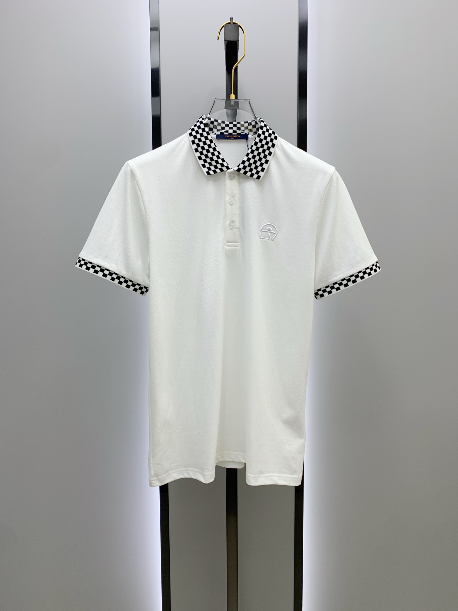 NO:120691,After the New Year LV Donkey 25SS new spring and summer short-sleeved lapel T-shirt polo shirt, the highest version is customized with high-end vermillion floor fabric simple and fashionable style, thread color matching is super good!  The classic logo with a simple and elegant style of the chest letter logo!  Full of high-end feel, wearable in all seasons. Simple European style official website is on sale. Number M-3XL, louis vuitton, louis vuitton, louis vuitton, T-shirt,tees, t-shirt,alexander wang19860909年后 LV 驴家 25SS新款春夏短袖翻领T恤polo衫,最高版本客供定制高端朱地面料简单时尚款,螺纹拼色螺纹配色超级好看！胸口字母标识经典logo简单大方的款式！满满的高级感,四季可穿.简欧风格官网在售 码数M-3XL,,louis vuitton,louis vuitton,louis vuitton,T-shirt,tees，t-shirt,alexander wang,Men's clothing