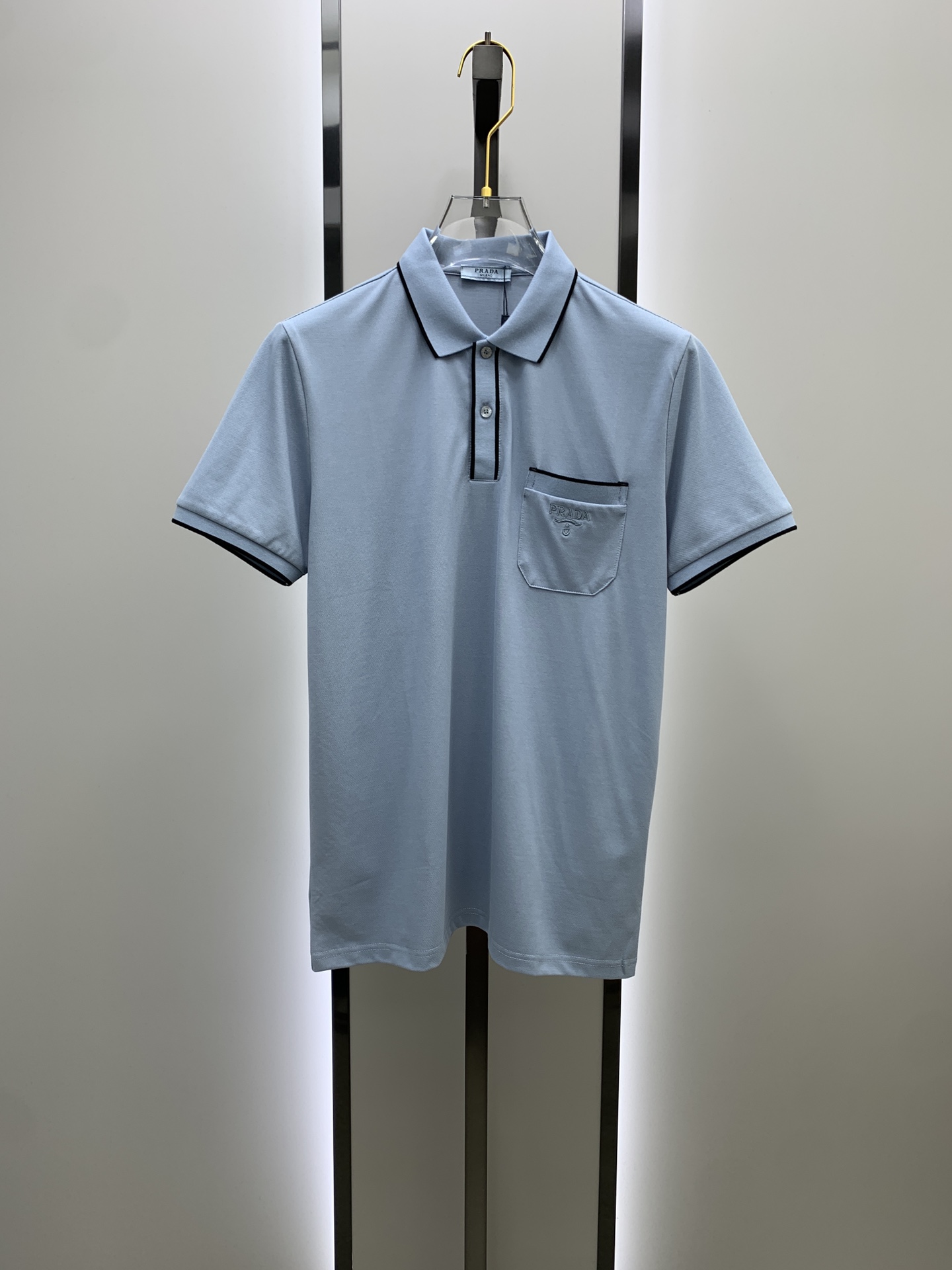 NO:120704,After the New Year, Prada Prada 25SS new spring and summer short-sleeved lapel T-shirt polo shirt, the highest version is customized with customized high-end vermill fabric simple and fashionable style, thread color combination, super beautiful!  The classic logo with a simple and elegant style of the chest letter logo!  Full of high-end feel, wearable in all seasons. Simple European style official website is on sale. Number of codes M-3XL, prada, prada, T-shirt, tees, t-shirt, alexander wang19860909年后 普拉达Prada 25SS新款春夏短袖翻领T恤polo衫,最高版本客供定制高端朱地面料简单时尚款,螺纹拼色螺纹配色超级好看！胸口字母标识经典logo简单大方的款式！满满的高级感,四季可穿.简欧风格官网在售 码数M-3XL,,prada,prada,T-shirt,tees，t-shirt,alexander wang,Men's clothing