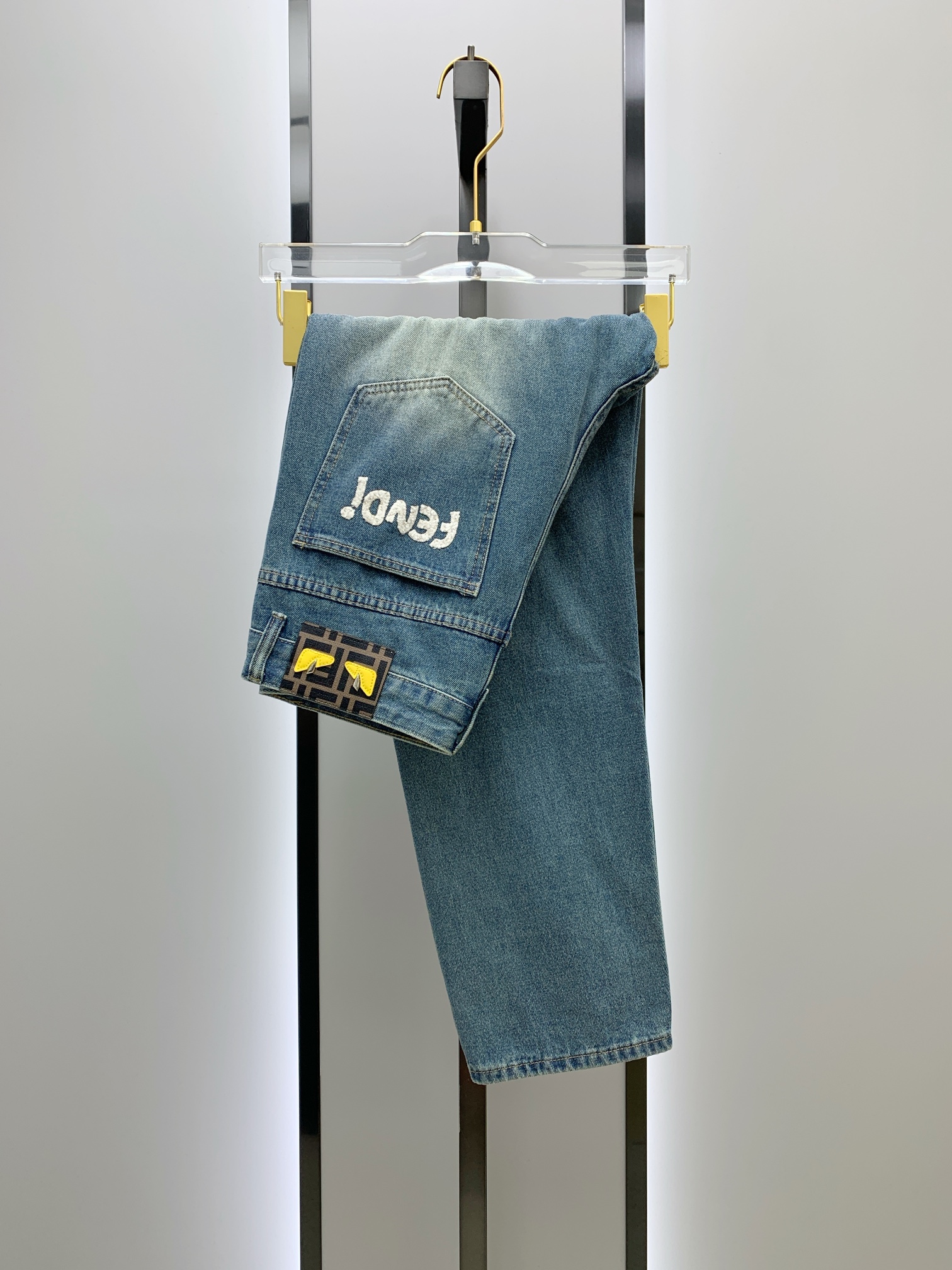 NO:118785,Fenjia 2025ss four-season jeans, custom-made full set of hardware, brand new brand design craftsmanship, fine workmanship, perfect details, high version Number of codes 29-38 (no 35-37), fendi, jeans, alexander wang19860909芬家2025ss四季款牛仔裤,定制全套五金,全新品牌设计工艺,做工精细,细节完美,高版本 码数29-38（无35-37）,,fendi,jeans,alexander wang,Men's clothing