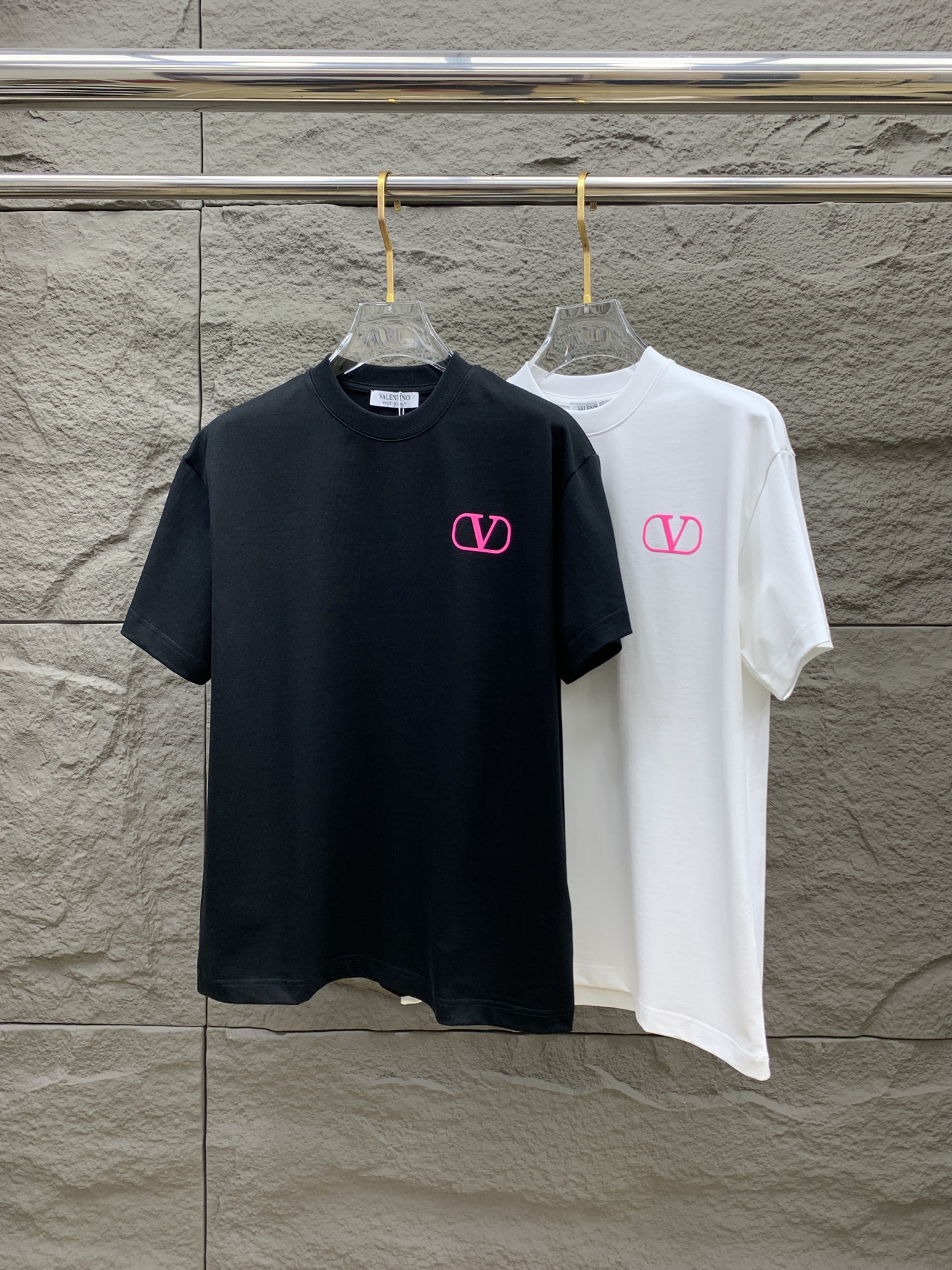 NO:120594,Warren Home 2025 autumn and winter new thickened original single men's casual base short-sleeved T-shirt!  High-end customization, high-end version, fashionable and versatile, loose version, original imported 420g double-strand pure cotton fabric, threaded cuffs, neckline hem, super soft and delicate, skin-friendly and comfortable to wear, high-end boutique, OEM, fine-made top body, very good, men's essential items, three-standard size M-3XL maximum size can be worn about 200 catties, valentino, T-shirt, tees, t-shirt, alexander wang19860909华伦家2025秋冬新款加厚原单男士休闲打底短袖T恤！高端定制 高版本 时尚百搭爆款宽松版型原版进口420克双股纯棉面料 螺纹袖口.领口衣摆 手感超柔软细腻 穿着亲肤舒适 高端精品 代工厂精细做上身非常赞 男士必备单品 三标齐全 尺码M-3XL最大码可穿200斤左右,,valentino,T-shirt,tees，t-shirt,alexander wang,Men's clothing