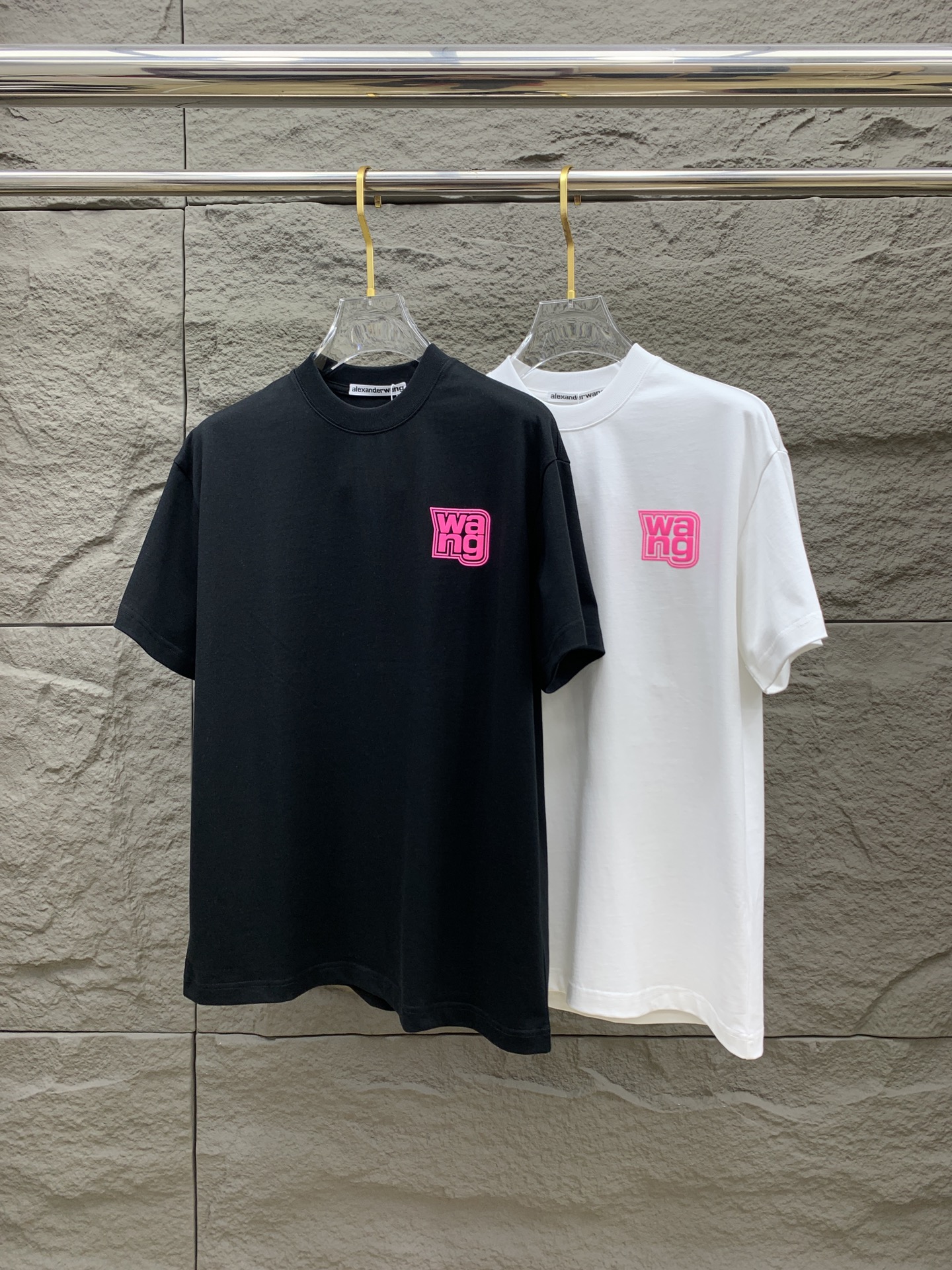 NO:120569,Dawangjia 2025 autumn and winter new thickened original single men's casual base short-sleeved T-shirt!  High-end customization, high-end version, fashionable and versatile, loose version, original imported 420g double-strand pure cotton fabric, threaded cuffs, neckline hem, super soft and delicate, skin-friendly and comfortable to wear, high-end boutique, OEM, fine-made top body, very good, men's essential items, three-standard size M-3XL maximum size can be worn about 200 kilograms,,alexander wang,T-shirt,tees,t-shirt,alexander wang19860909大王家2025秋冬新款加厚原单男士休闲打底短袖T恤！高端定制 高版本 时尚百搭爆款宽松版型原版进口420克双股纯棉面料 螺纹袖口.领口衣摆 手感超柔软细腻 穿着亲肤舒适 高端精品 代工厂精细做上身非常赞 男士必备单品 三标齐全 尺码M-3XL最大码可穿200斤左右,,alexander wang,T-shirt,tees，t-shirt,alexander wang,Men's clothing