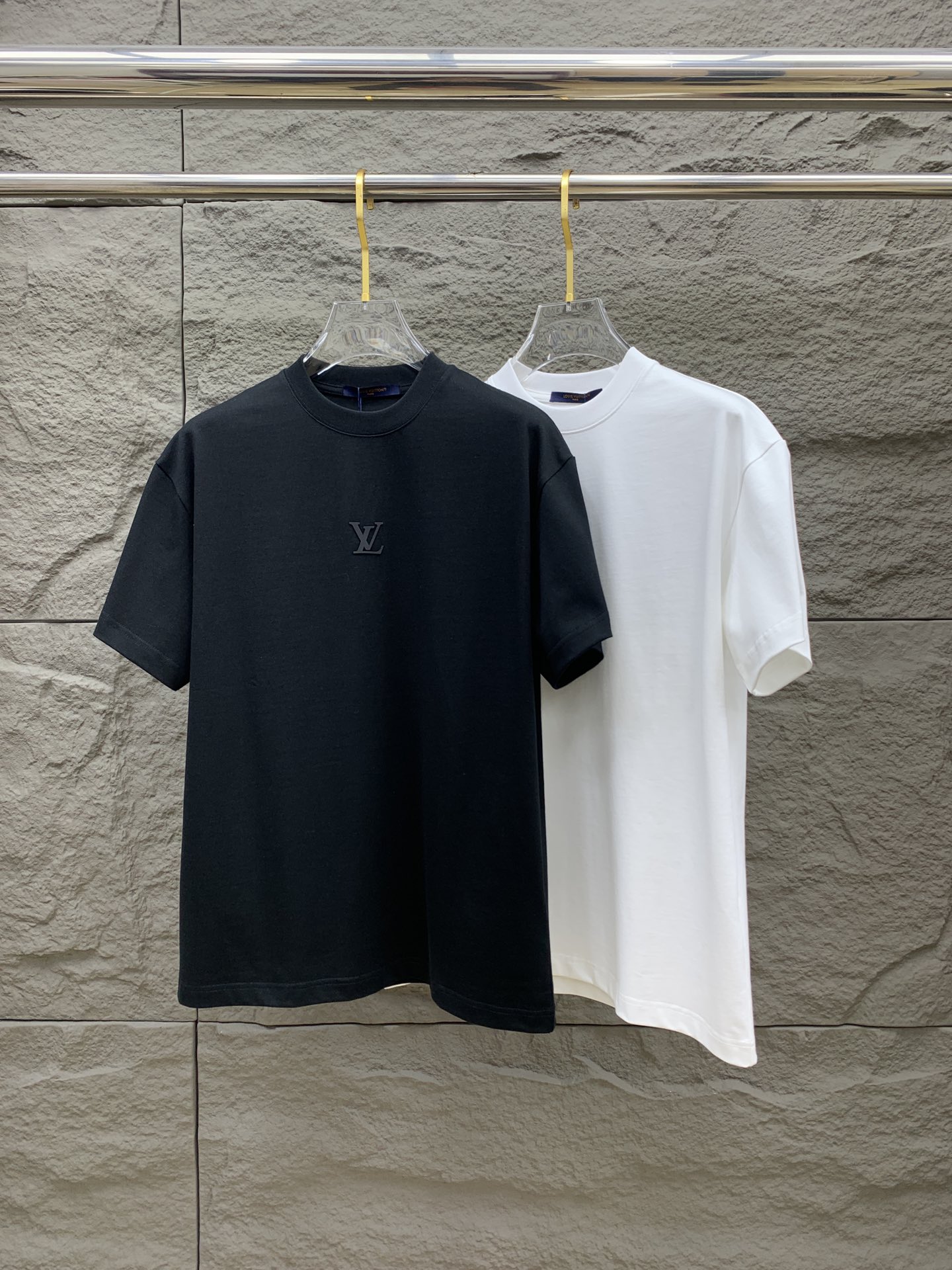 NO:120572,Lujia 2025 autumn and winter new thickened original single men's casual base short-sleeved T-shirt!  High-end customization, high-end version, fashionable and versatile, loose version, original imported 420g double-strand pure cotton fabric, threaded cuffs, neckline hem, super soft and delicate, skin-friendly and comfortable to wear, high-end boutique, OEM, fine-made top body, very good, men's essential items, three-standard size M-3XL maximum size can be worn about 200 catties,,louis vuitton,louis vuitton,T-shirt,tees,t-shirt,alexander wang19860909驴家2025秋冬新款加厚原单男士休闲打底短袖T恤！高端定制 高版本 时尚百搭爆款宽松版型原版进口420克双股纯棉面料 螺纹袖口.领口衣摆 手感超柔软细腻 穿着亲肤舒适 高端精品 代工厂精细做上身非常赞 男士必备单品 三标齐全 尺码M-3XL最大码可穿200斤左右,,louis vuitton,louis vuitton,T-shirt,tees，t-shirt,alexander wang,Men's clothing