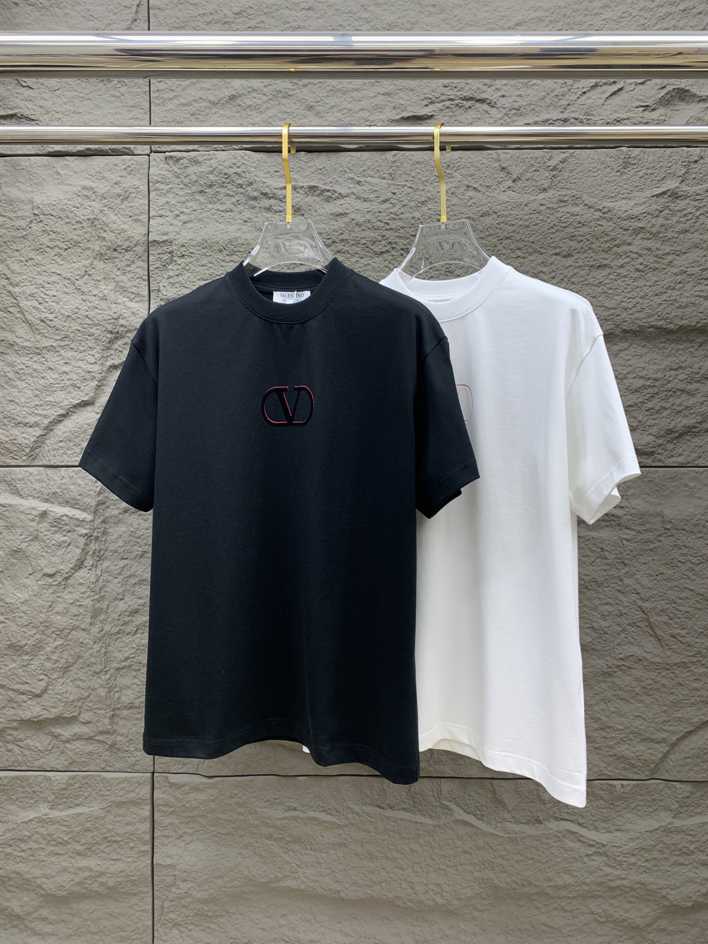 NO:120575,Warren Home 2025 autumn and winter new thickened original single men's casual base short-sleeved T-shirt!  High-end customization, high-end version, fashionable and versatile, loose version, original imported 420g double-strand pure cotton fabric, threaded cuffs, neckline hem, super soft and delicate, skin-friendly and comfortable to wear, high-end boutique, OEM, fine-made top body, very good, men's essential items, three-standard size M-3XL maximum size can be worn about 200 catties, valentino, T-shirt, tees, t-shirt, alexander wang19860909华伦家2025秋冬新款加厚原单男士休闲打底短袖T恤！高端定制 高版本 时尚百搭爆款宽松版型原版进口420克双股纯棉面料 螺纹袖口.领口衣摆 手感超柔软细腻 穿着亲肤舒适 高端精品 代工厂精细做上身非常赞 男士必备单品 三标齐全 尺码M-3XL最大码可穿200斤左右,,valentino,T-shirt,tees，t-shirt,alexander wang,Men's clothing