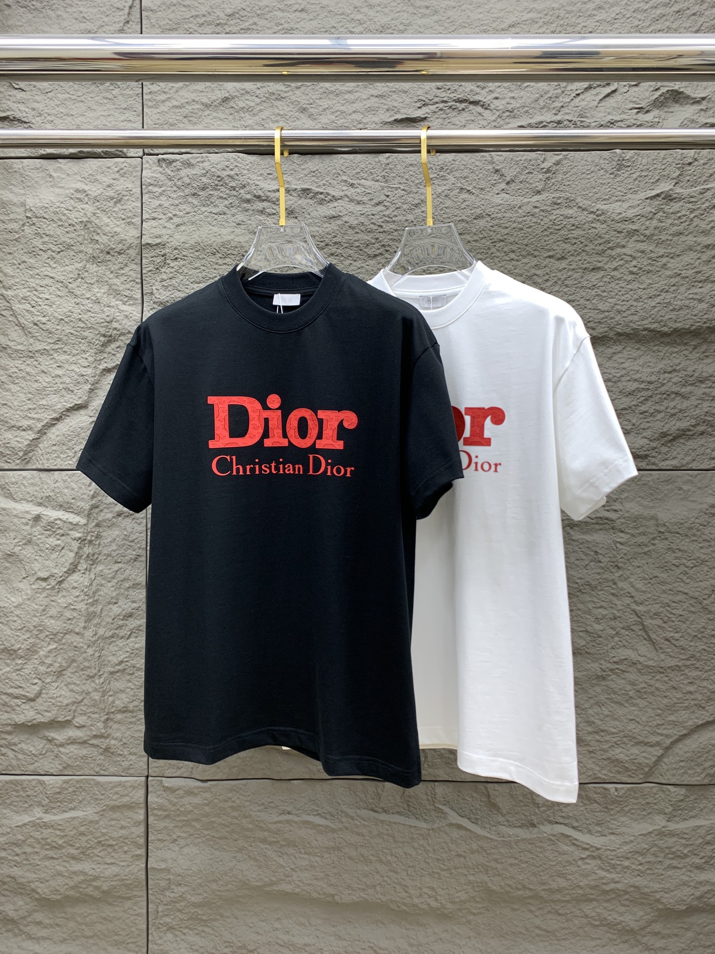 NO:120581,Dijia 2025 autumn and winter new thickened original single men's casual base short-sleeved T-shirt!  High-end customization, high-end version, fashionable and versatile, loose version, original imported 420g double-strand pure cotton fabric, threaded cuffs, neckline hem, super soft and delicate, skin-friendly and comfortable to wear, high-end boutique, OEM, fine-made top body, very good, men's essential items, three-standard size M-3XL maximum size can be worn about 200 catties, dior, T-shirt, tees, t-shirt, alexander wang19860909迪家2025秋冬新款加厚原单男士休闲打底短袖T恤！高端定制 高版本 时尚百搭爆款宽松版型原版进口420克双股纯棉面料 螺纹袖口.领口衣摆 手感超柔软细腻 穿着亲肤舒适 高端精品 代工厂精细做上身非常赞 男士必备单品 三标齐全 尺码M-3XL最大码可穿200斤左右,,dior,T-shirt,tees，t-shirt,alexander wang,Men's clothing