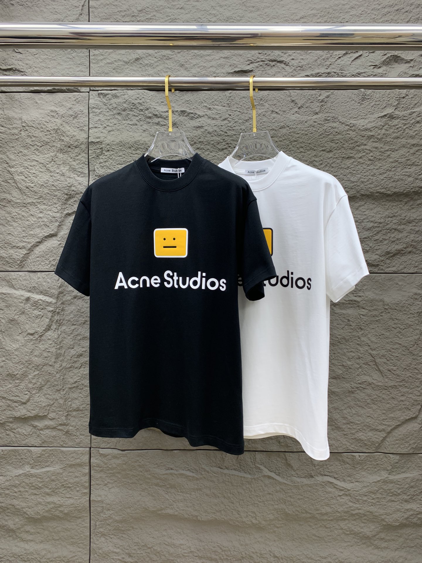 NO:120587,Acne's new 2025 autumn and winter thickened original single men's casual base short-sleeved T-shirt!  High-end customization, high-end version, fashionable and versatile, loose version, original imported 420g double-strand pure cotton fabric, threaded cuffs, neckline hem, super soft and delicate, skin-friendly and comfortable to wear, high-end boutique, OEM, fine-made top body, very good, men's essential items, three-standard size M-3XL maximum size can be worn about 200 catties, acne studios, T-shirt, tees, t-shirt, alexander wang19860909Acne家2025秋冬新款加厚原单男士休闲打底短袖T恤！高端定制 高版本 时尚百搭爆款宽松版型原版进口420克双股纯棉面料 螺纹袖口.领口衣摆 手感超柔软细腻 穿着亲肤舒适 高端精品 代工厂精细做上身非常赞 男士必备单品 三标齐全 尺码M-3XL最大码可穿200斤左右,,acne studios,T-shirt,tees，t-shirt,alexander wang,Men's clothing