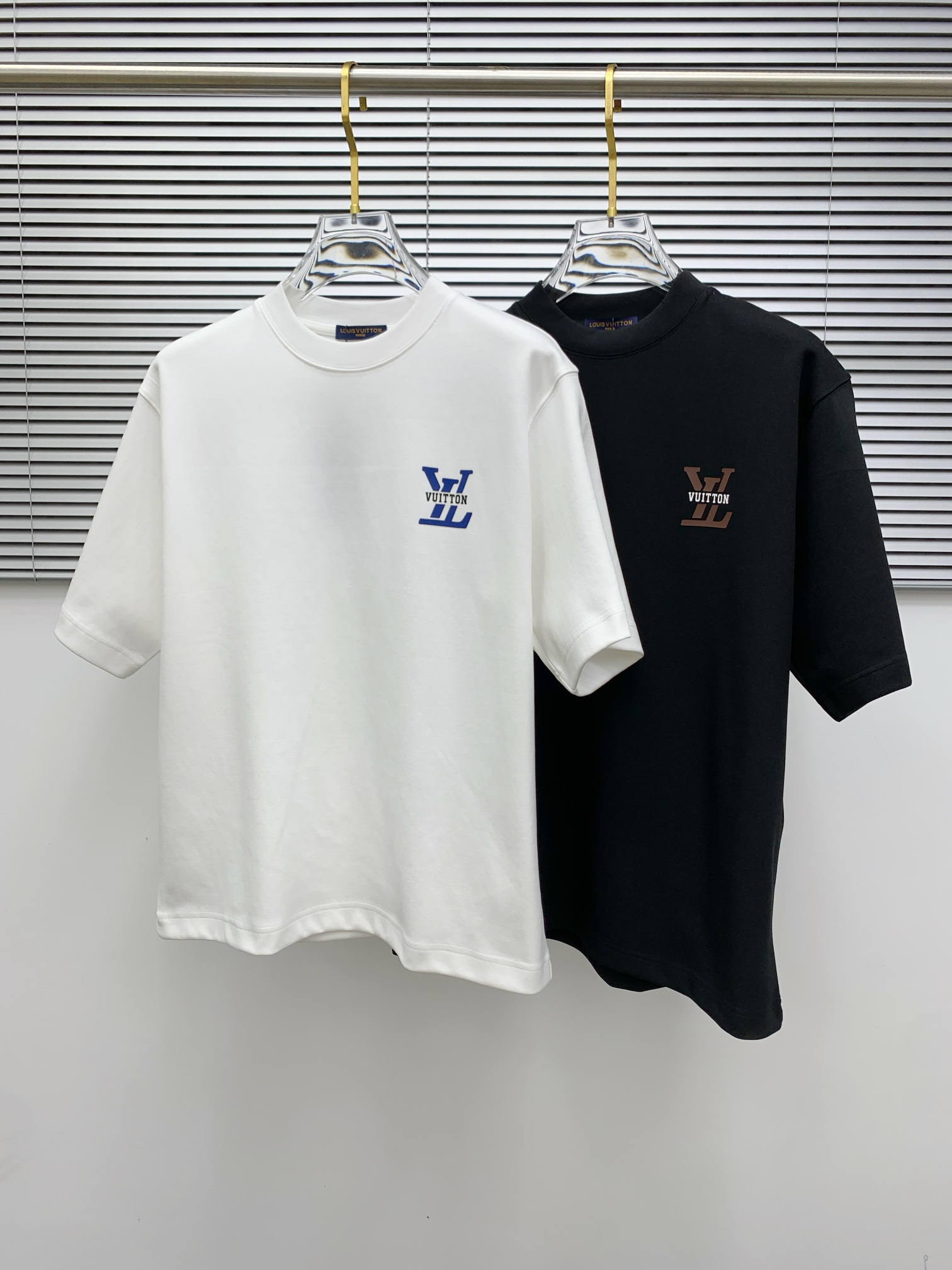 NO:120620,Lujia 2025 autumn and winter new thickened original single men's casual base short-sleeved T-shirt!  High-end customization, high-end version, fashionable and versatile, loose version, original imported 420g double-strand pure cotton fabric, threaded cuffs, neckline hem, super soft and delicate, skin-friendly and comfortable to wear, high-end boutique, OEM, fine-made top body, very good, men's essential items, three-standard size M-2XL maximum size can be worn about 200 catties,,louis vuitton,louis vuitton,T-shirt,tees,t-shirt,alexander wang19860909驴家2025秋冬新款加厚原单男士休闲打底短袖T恤！高端定制 高版本 时尚百搭爆款宽松版型原版进口420克双股纯棉面料 螺纹袖口.领口衣摆 手感超柔软细腻 穿着亲肤舒适 高端精品 代工厂精细做上身非常赞 男士必备单品 三标齐全 尺码M-2XL最大码可穿200斤左右,,louis vuitton,louis vuitton,T-shirt,tees，t-shirt,alexander wang,Men's clothing